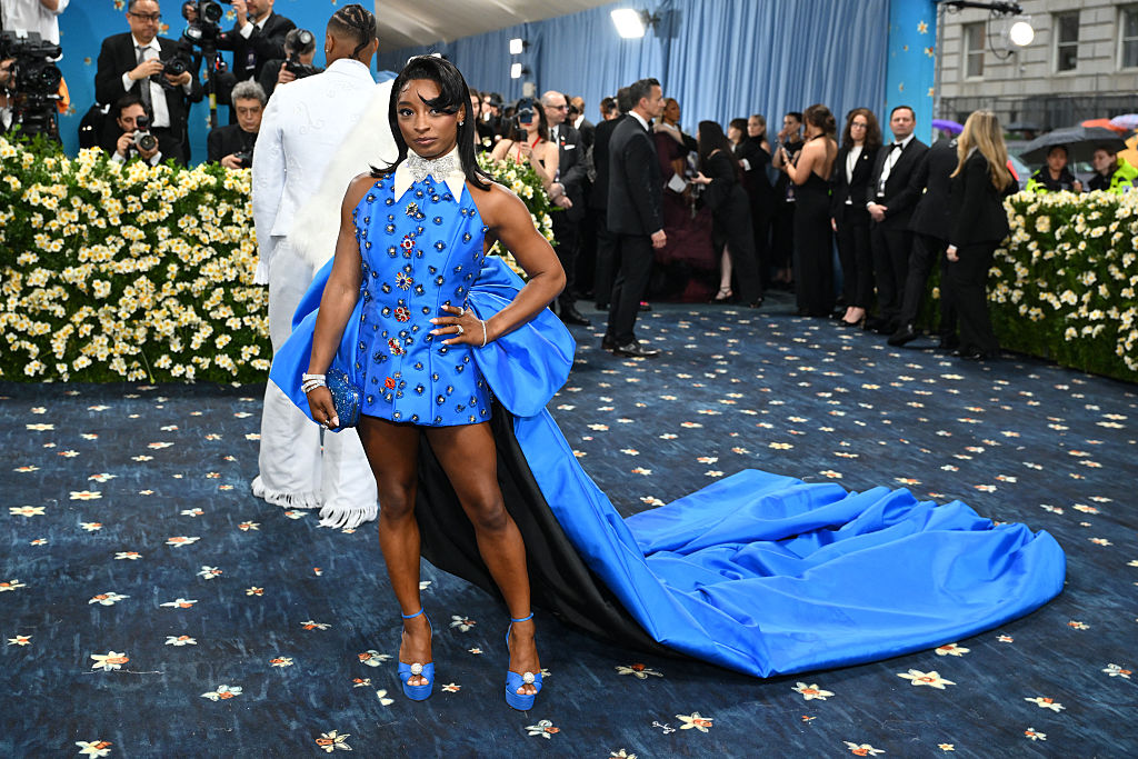 La gimnasta estadounidense Simone Biles llega a la Met Gala en el Museo Metropolitano de Arte el 5 de mayo de 2025.