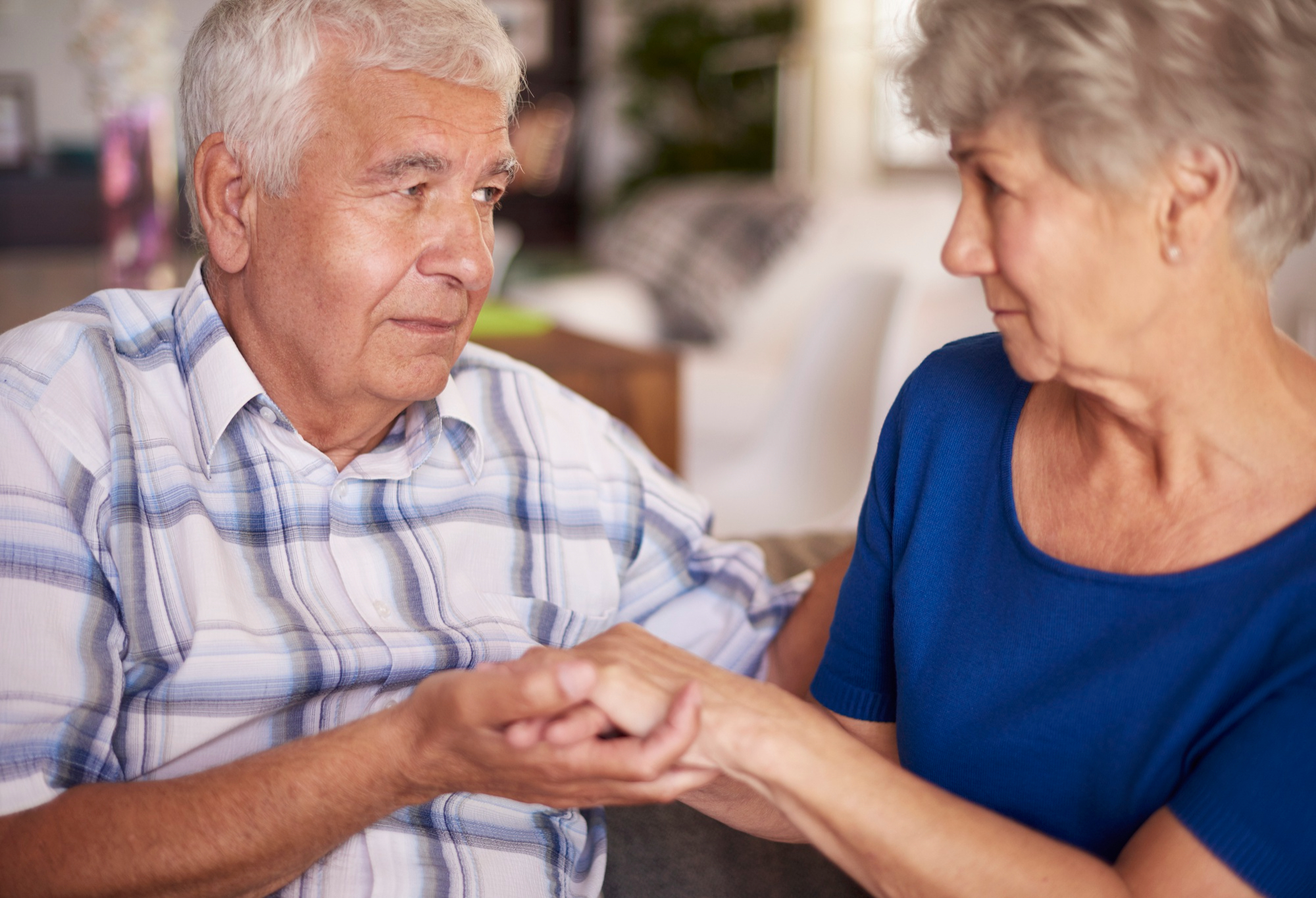 Una pareja de ancianos cogidos de la mano | Fuente: Freepik