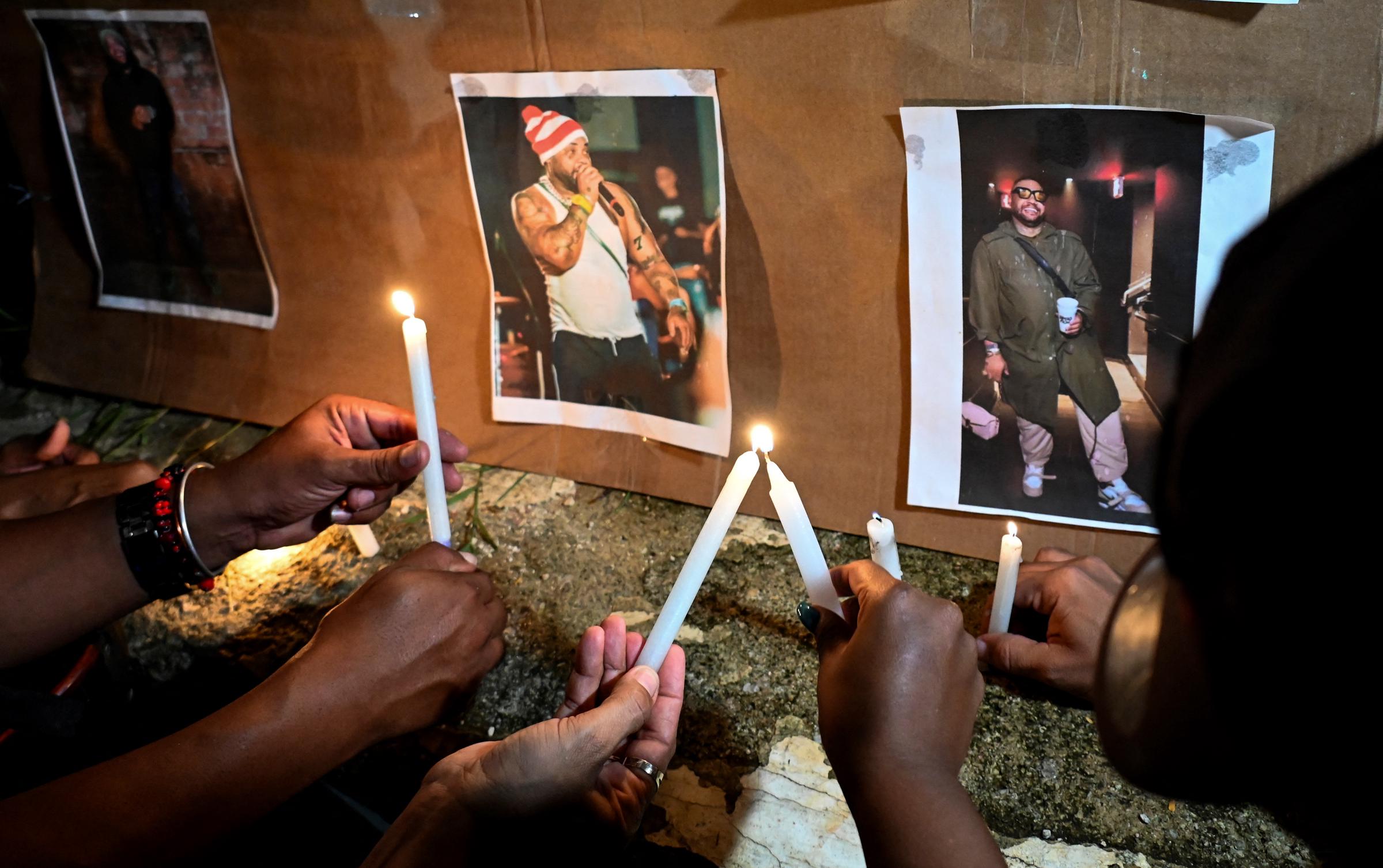 Fans rinden tributo al fallecido cantante de reggaetón José Manuel Carbajal "El Taiger" en La Habana el 10 de octubre de 2024. | Fuente: Getty Images