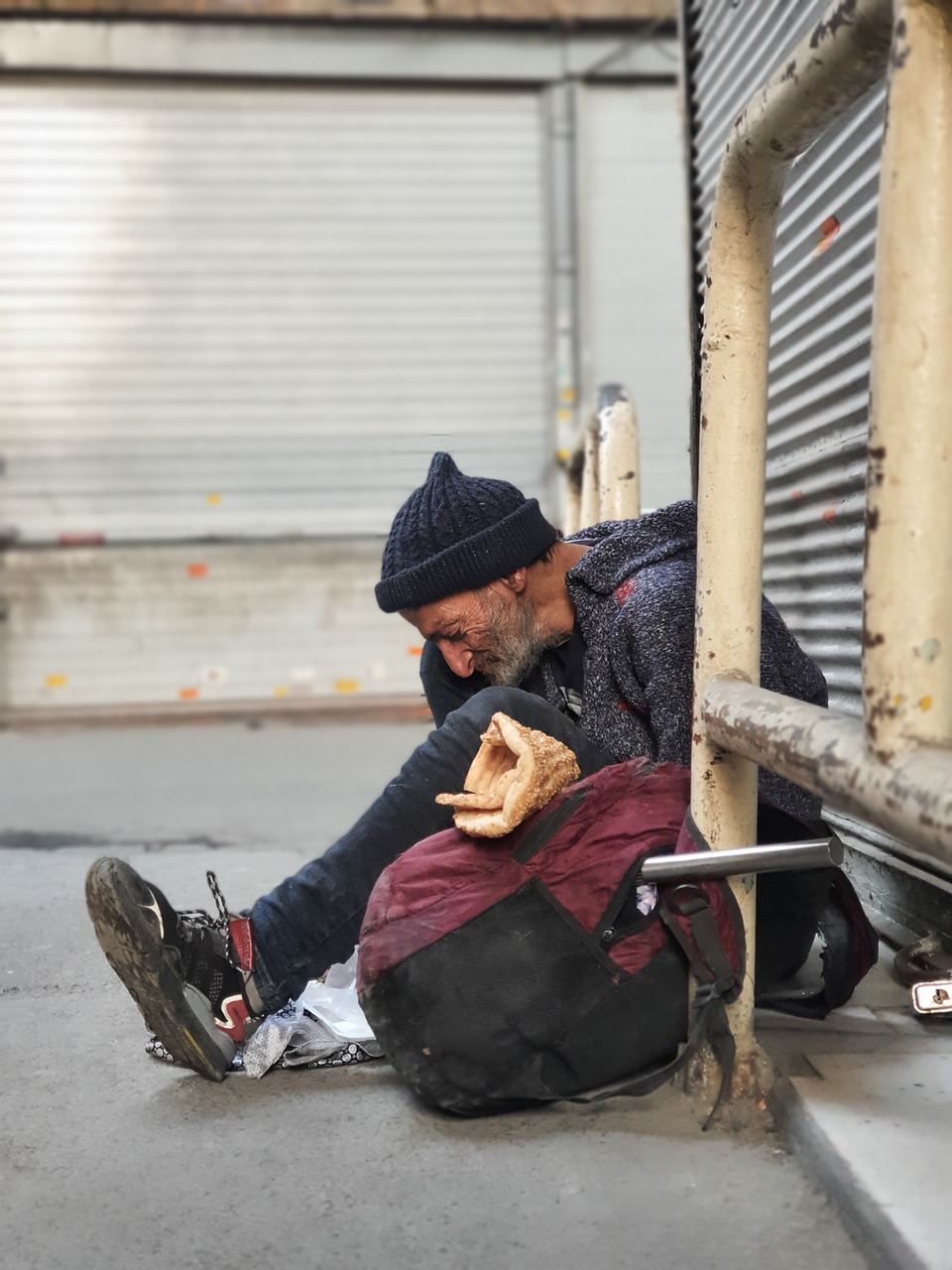 Ppersona sin hogar sentada en el suelo | Foto: Pixabay