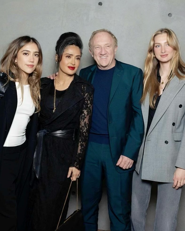 Salma Hayek, su marido, François-Henri Pinault, y sus hijas, Mathilde y Valentina, de su publicación en las redes sociales fechada el 5 de marzo de 2025 | Fuente: Instagram/salmahayek