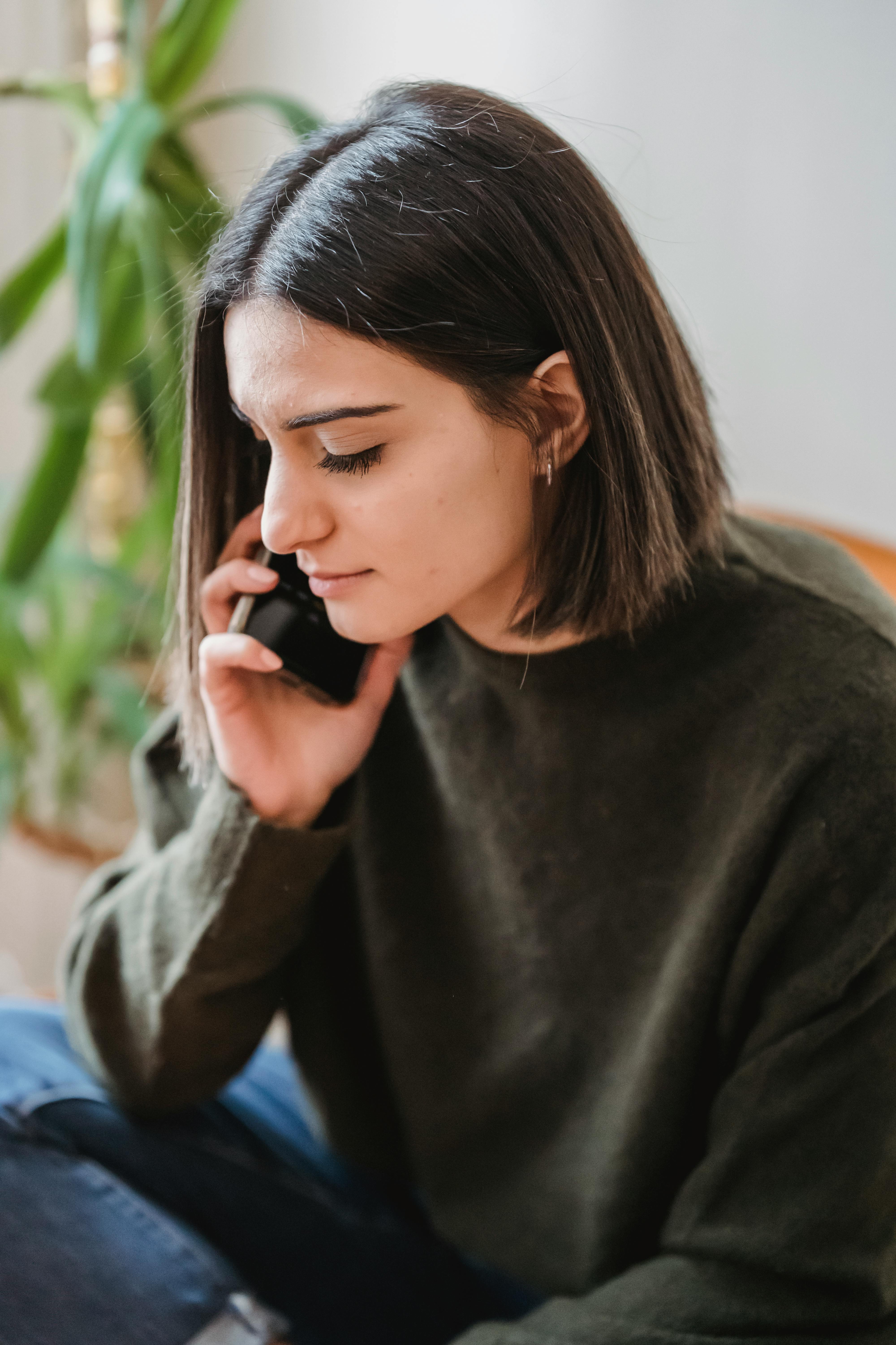 Una mujer de guardia en casa | Fuente: Pexels