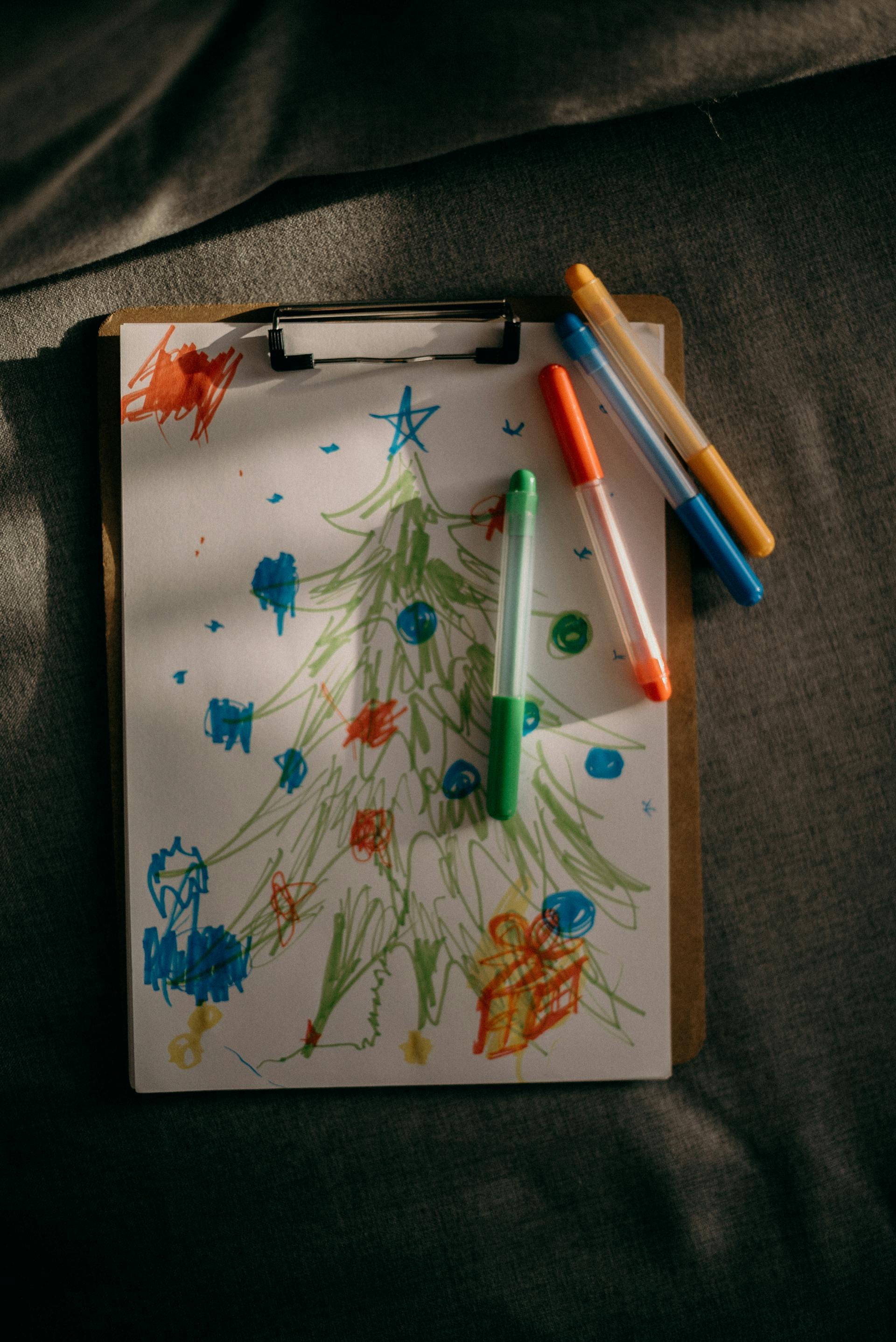 Un dibujo de un árbol de Navidad | Fuente: Pexels