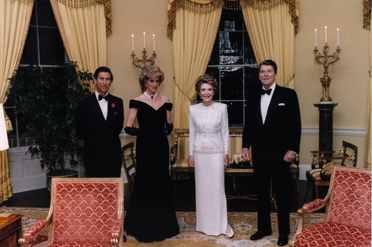 El Príncipe Charles y Diana Spencer en una recepción con el entonces presidente de Estados Unidos, Ronald Reagan y su esposa Nancy. Noviembre de 1985. | Foto: Wikimedia Commons