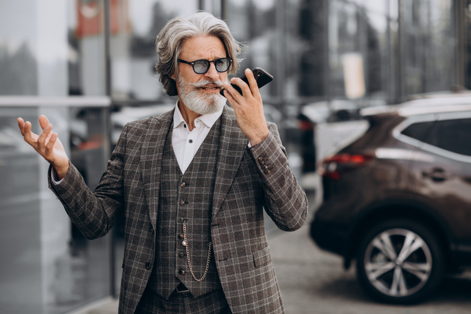 Un hombre mayor hablando por teléfono | Fuente: Freepik