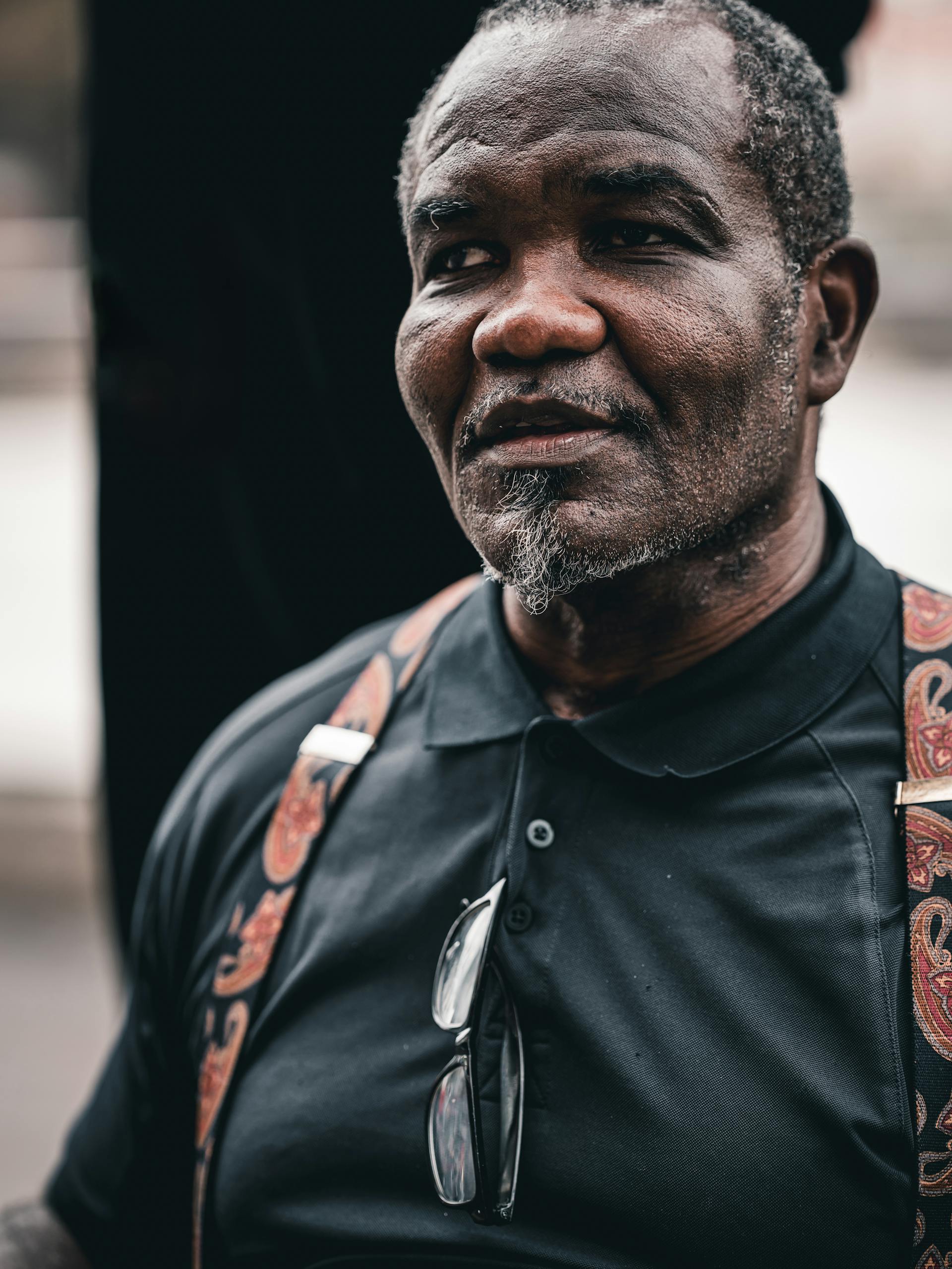 Un hombre sonriendo débilmente | Fuente: Pexels