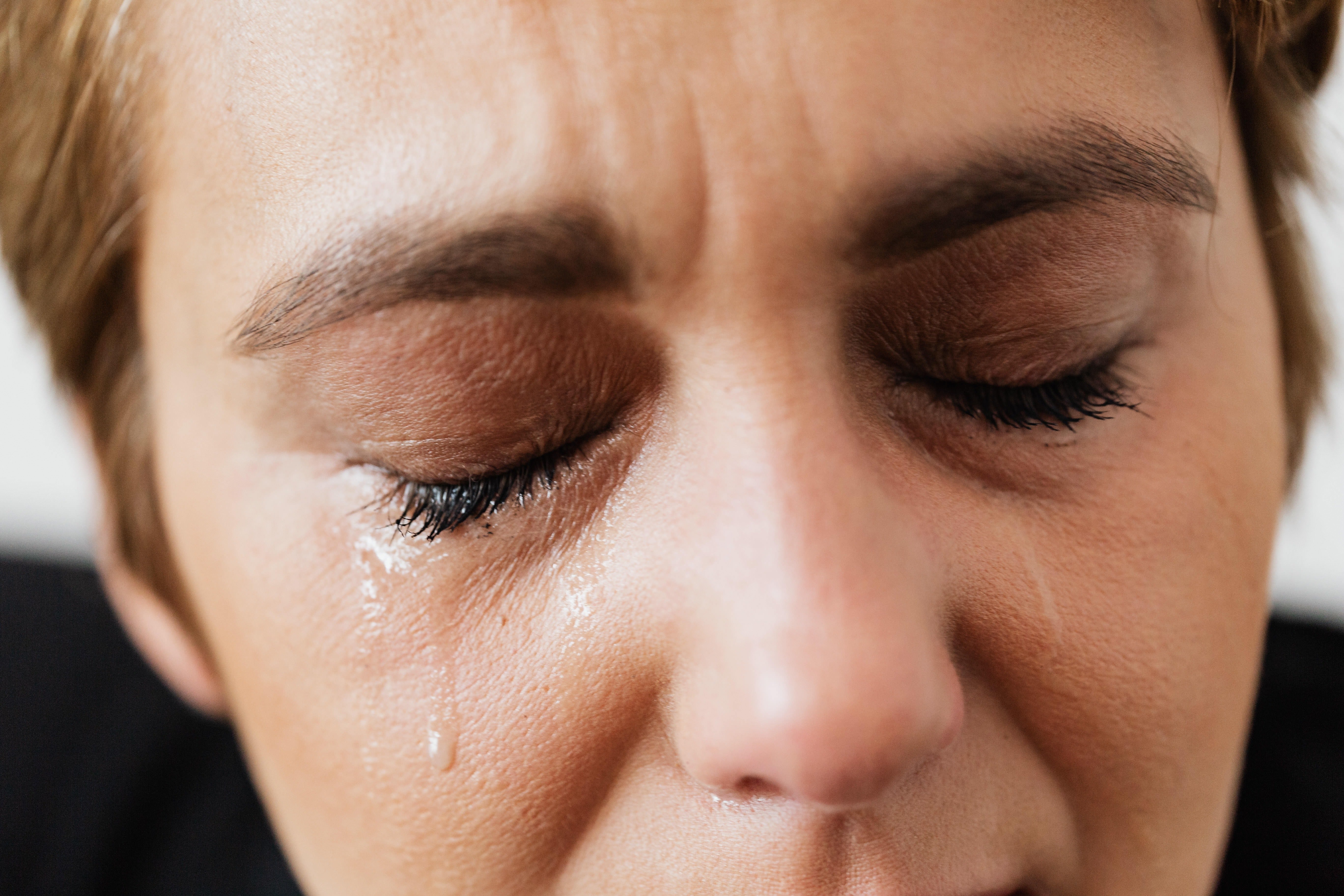 Una mujer con lágrimas corriendo por sus mejillas. | Foto: Pexels