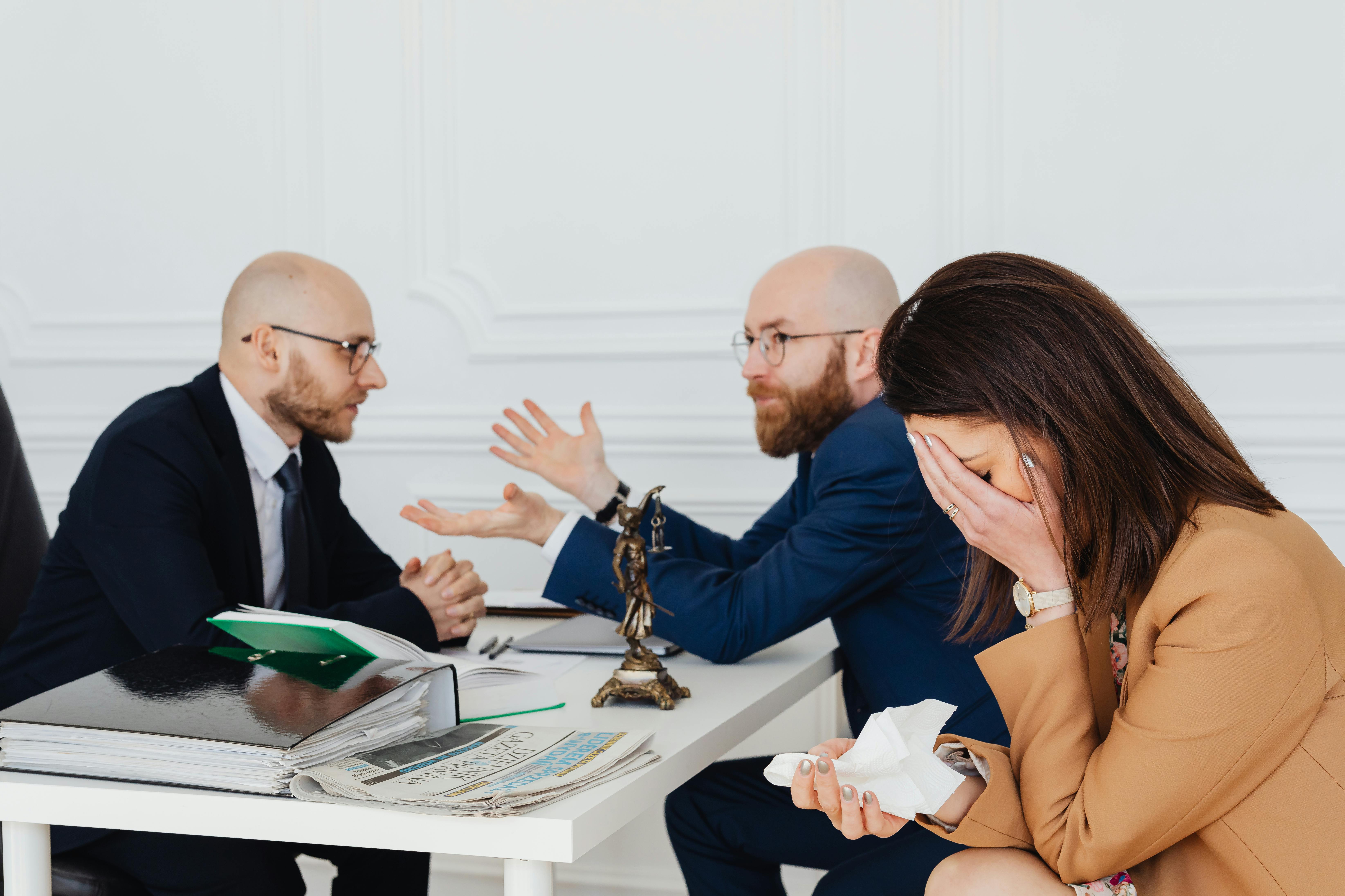 Una mujer emocionada durante su divorcio | Fuente: Pexels
