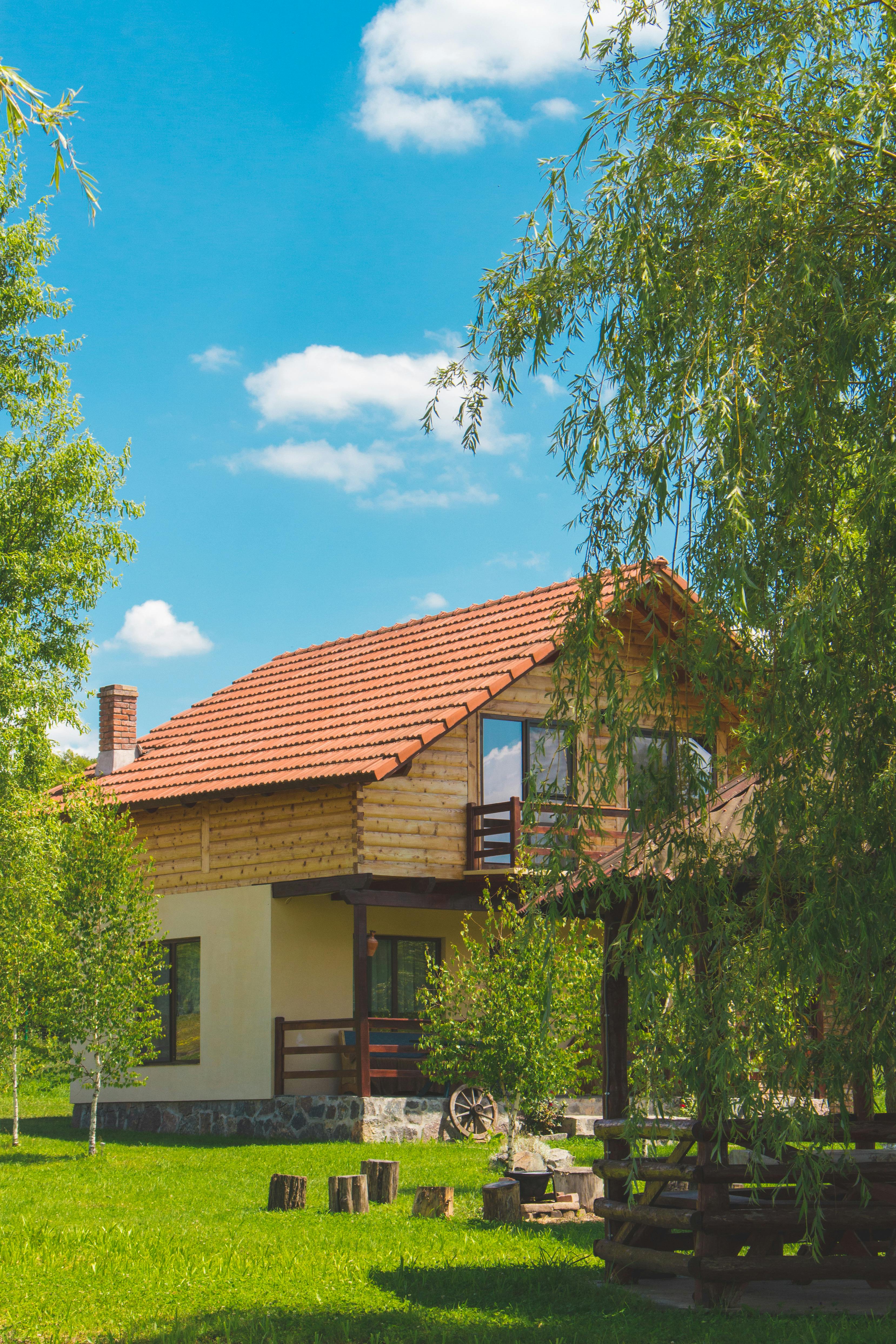 Una hermosa casa rodeada de árboles | Fuente: Pexels