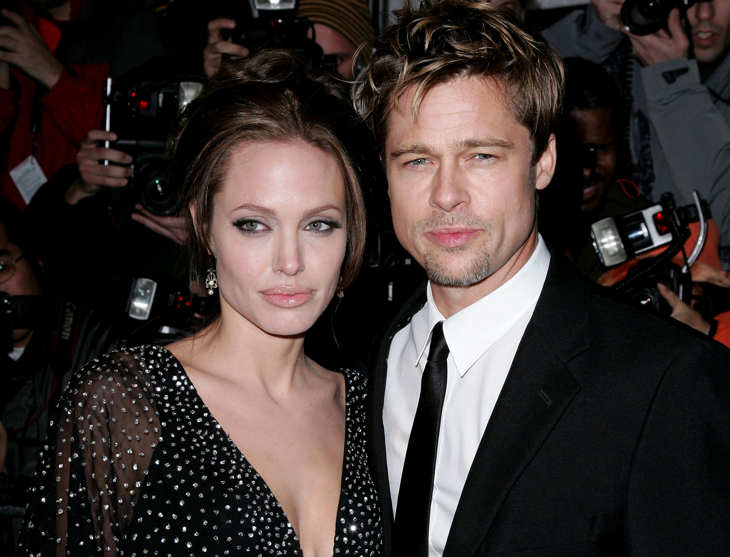 Angelina Jolie y Brad Pitt asisten al estreno de "The Good Shepherd" el 11 de diciembre de 2006 | Fuente: Getty Images