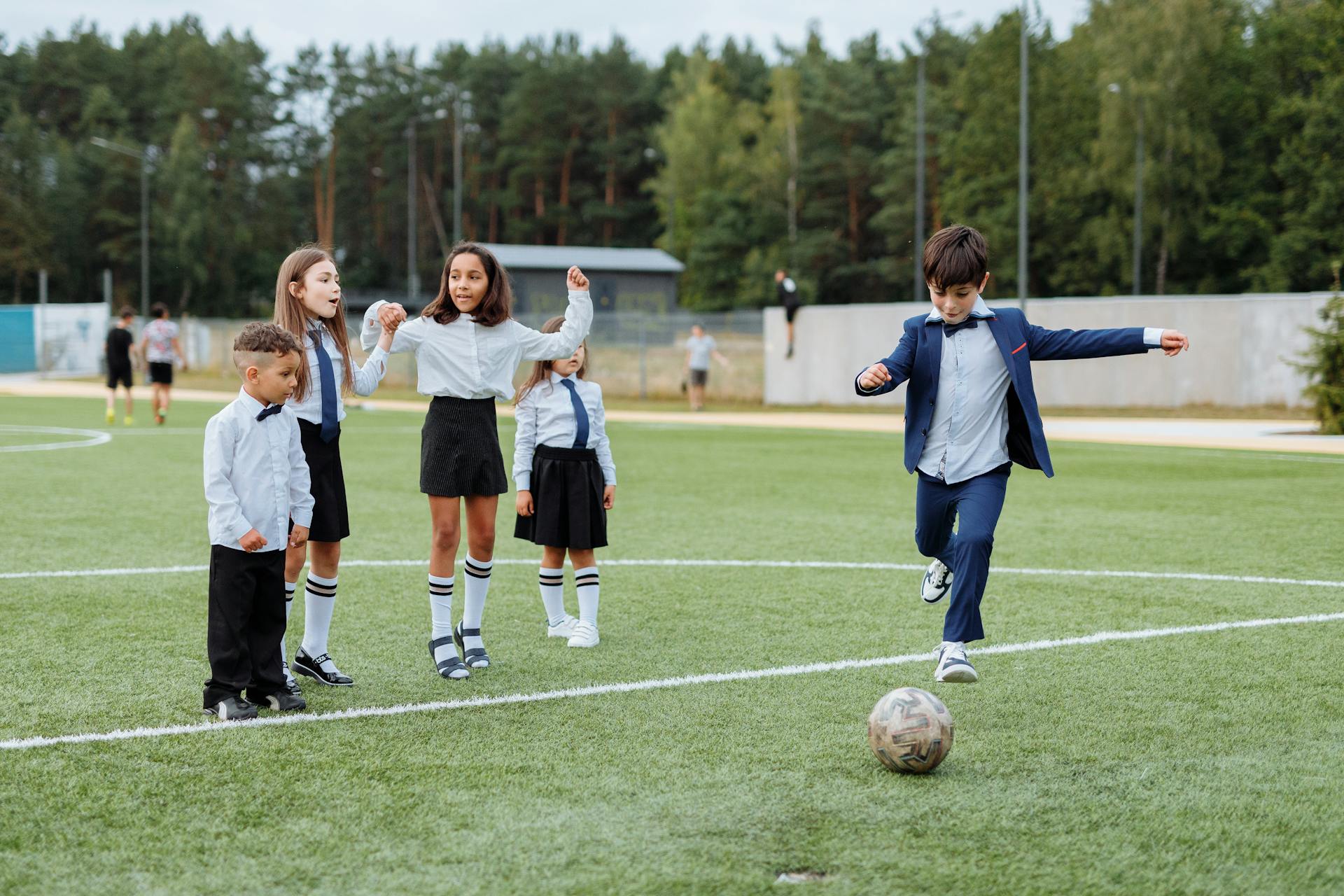 Niños jugando al fútbol | Fuente: Pexels