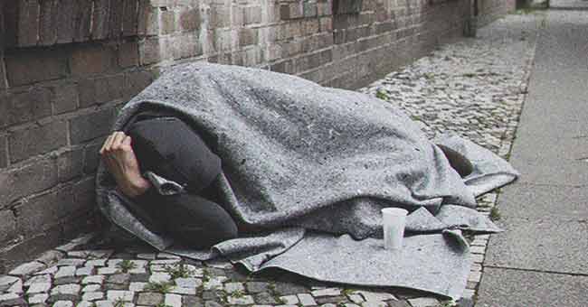 Un hombre durmiendo en la calle | Foto: Shutterstock