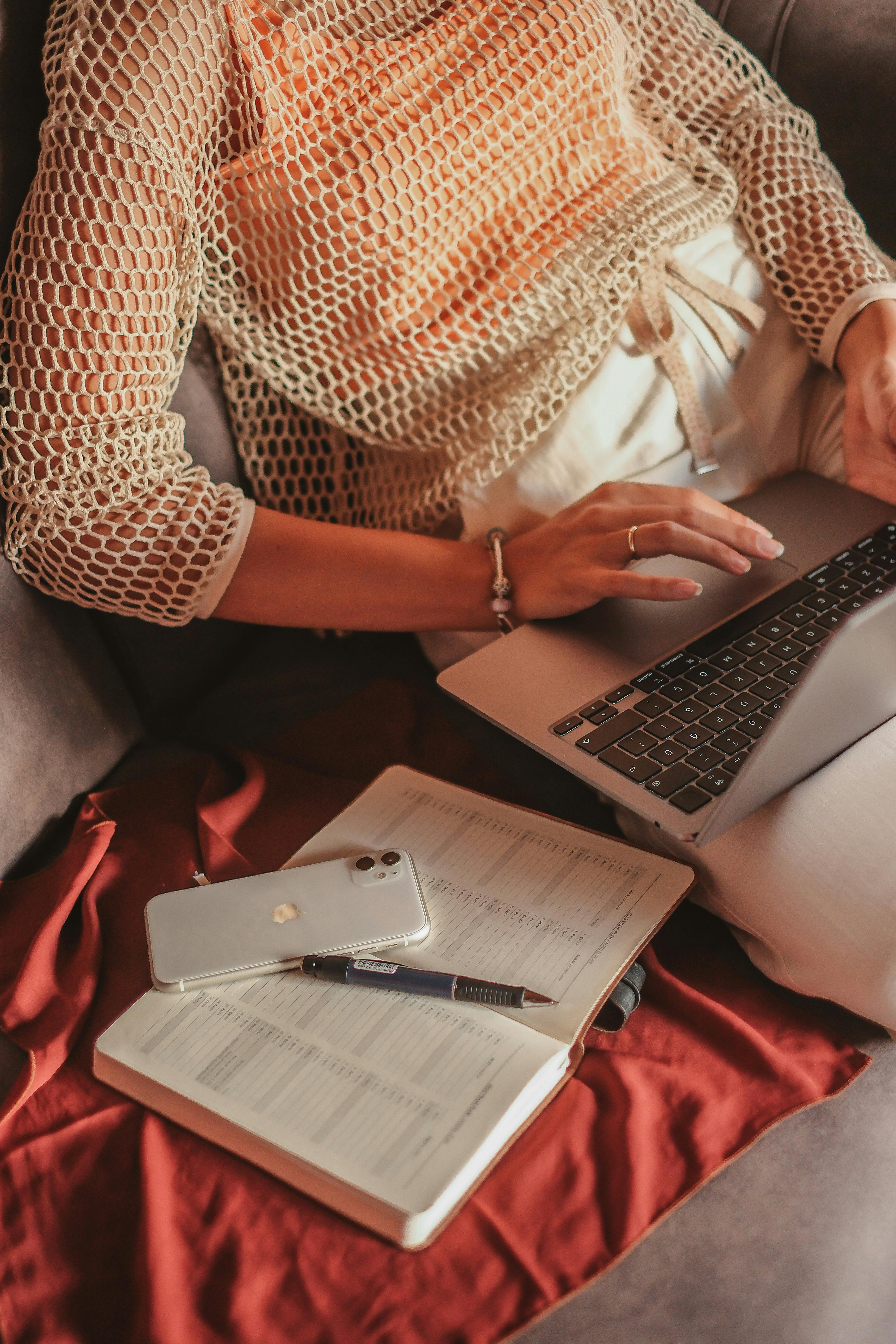 Una mujer planeando | Fuente: Pexels