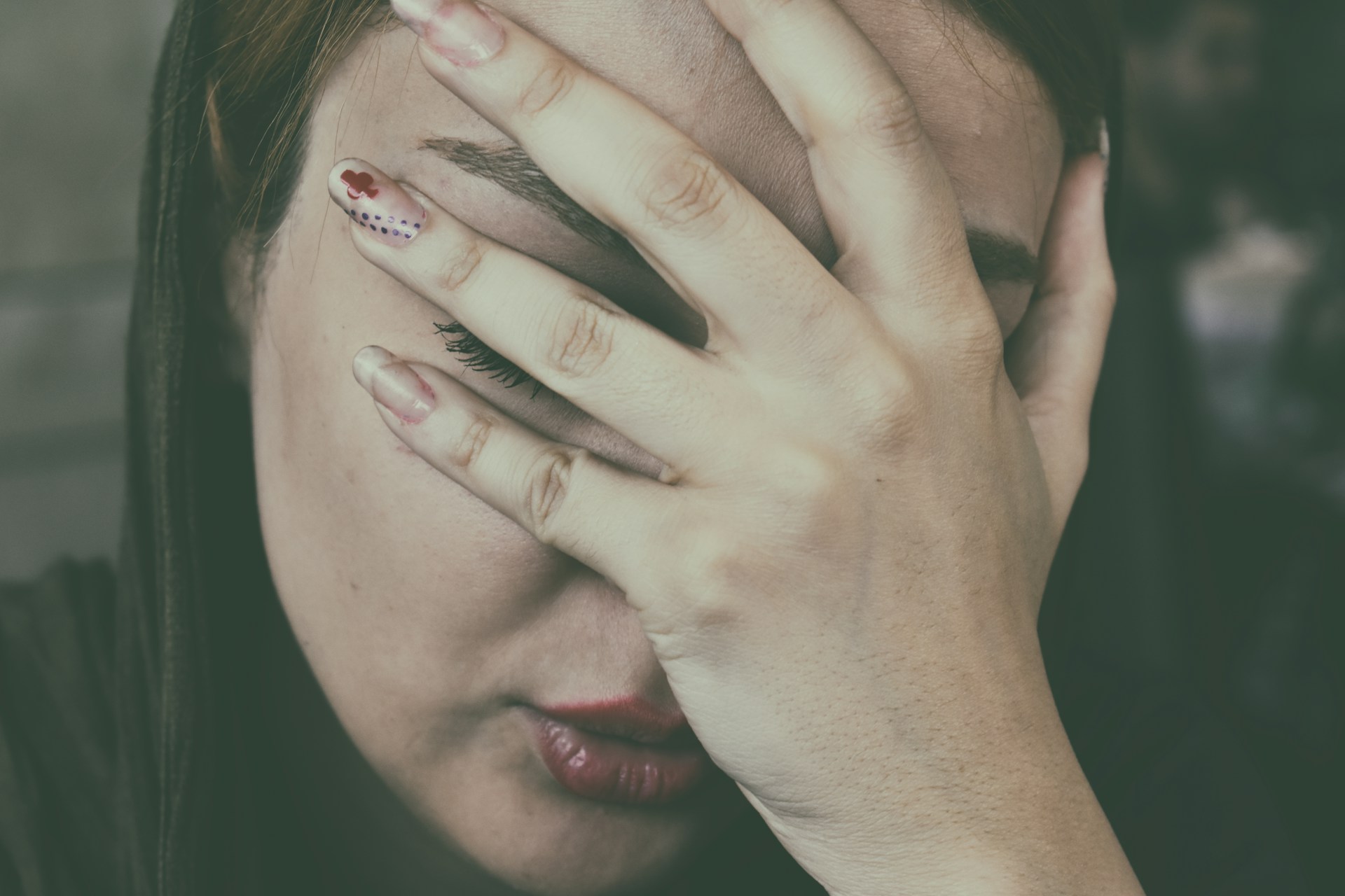 Una mujer apoyando la cabeza en la mano | Fuente: Unsplash