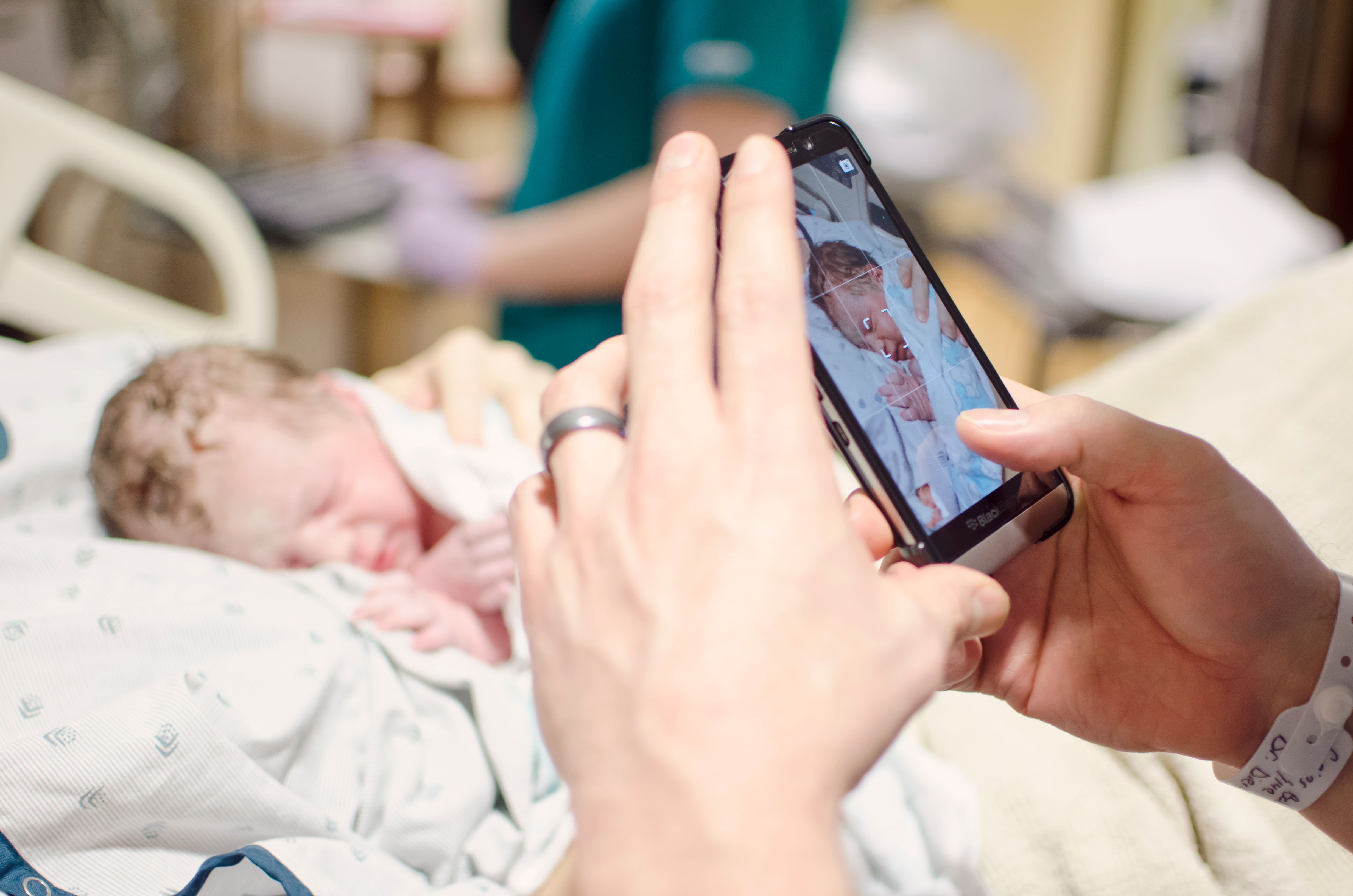 Una persona che scatta una foto a un neonato | Fonte: Pexels
