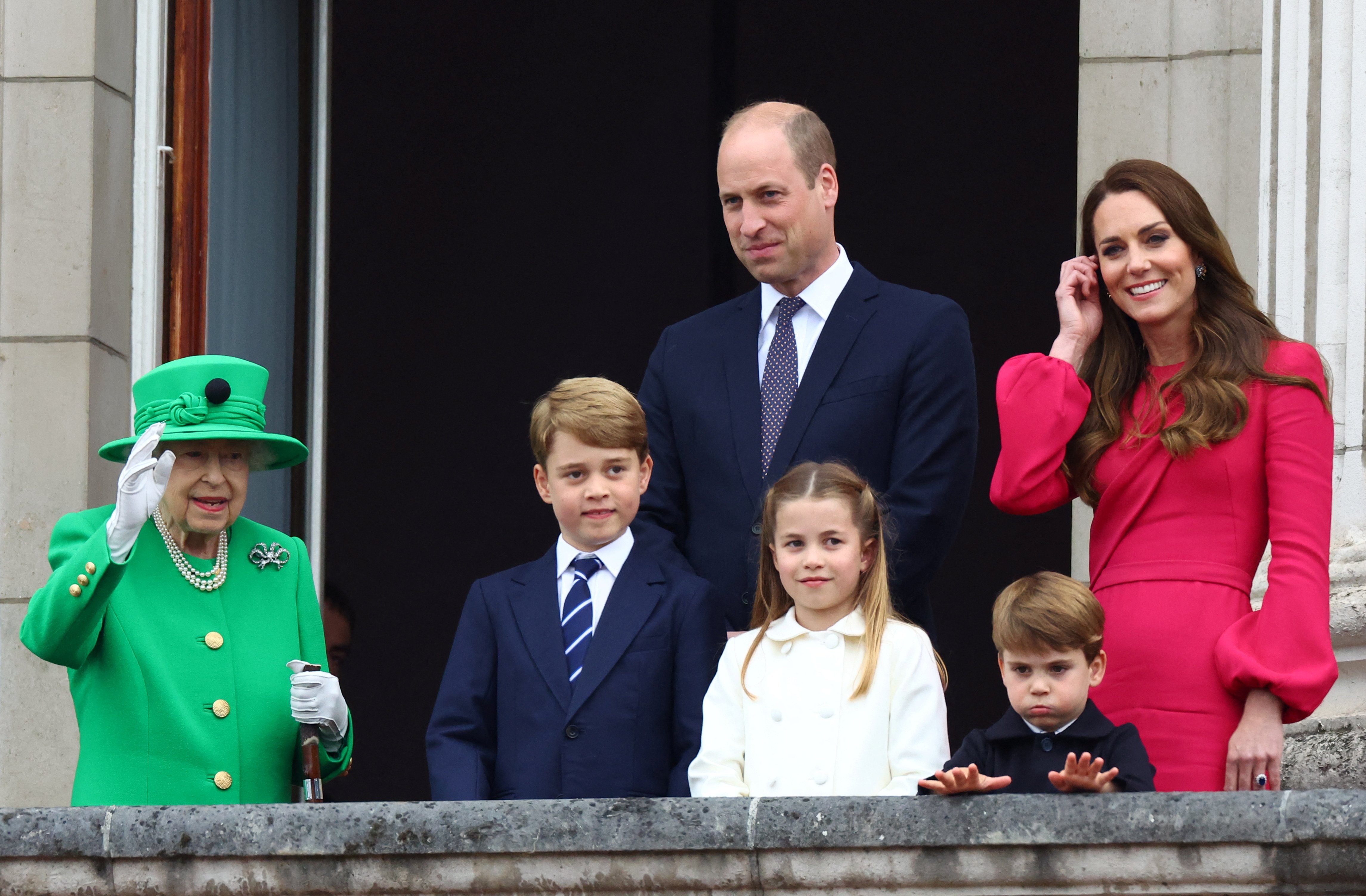 La reina Elizabeth II, el príncipe George, el príncipe William, la princesa Charlotte, el príncipe Louis y Catherine, duquesa de Cambridge  durante el desfile del Jubileo de Platino el 05 de junio 2022 en Londres, Inglaterra. | Foto: Getty Images