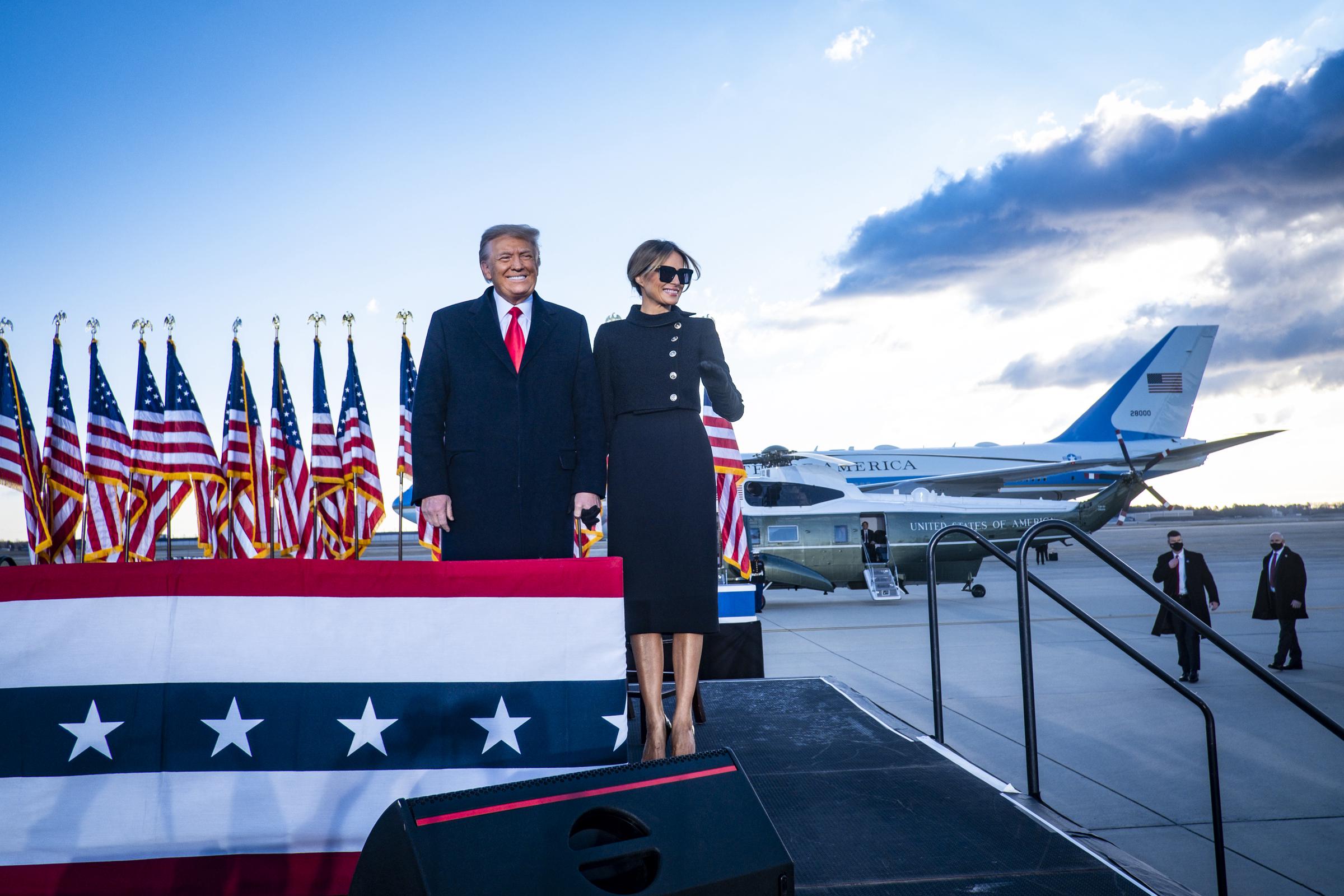 Donald y Melania Trump en la Base Conjunta Andrews el 20 de enero de 2021, en Maryland. | Fuente: Getty Images