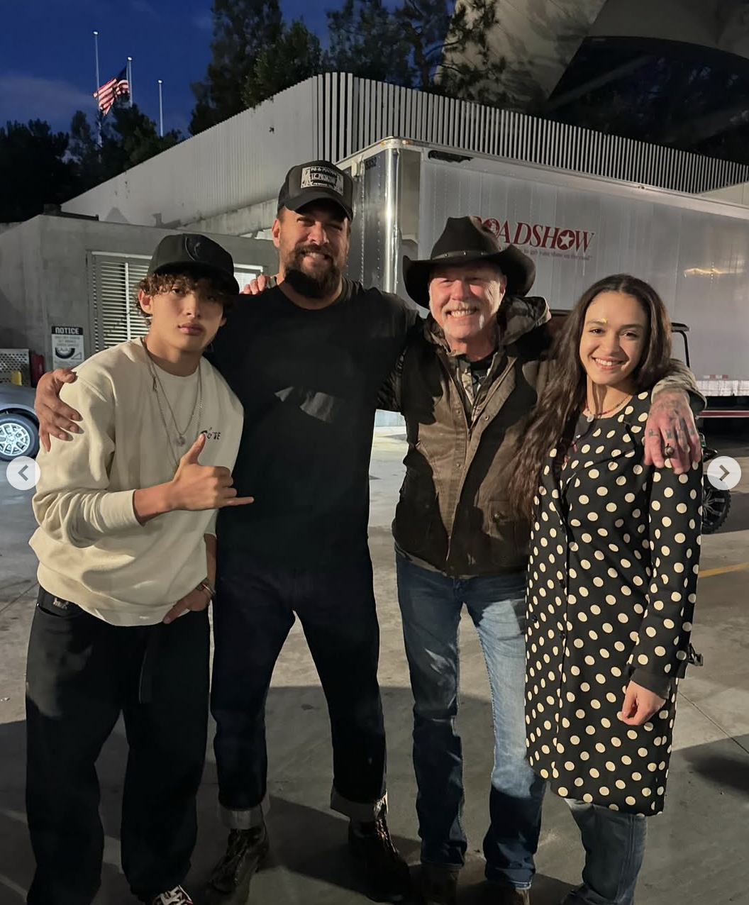 Nakoa-Wolf Manakauapo Namakaeha, Jason y Lola Iolani Momoa en la Fundación All Within My Hands de Metallica el 14 de diciembre de 2024, en Inglewood, California | Fuente: Instagram/prideofgypsies