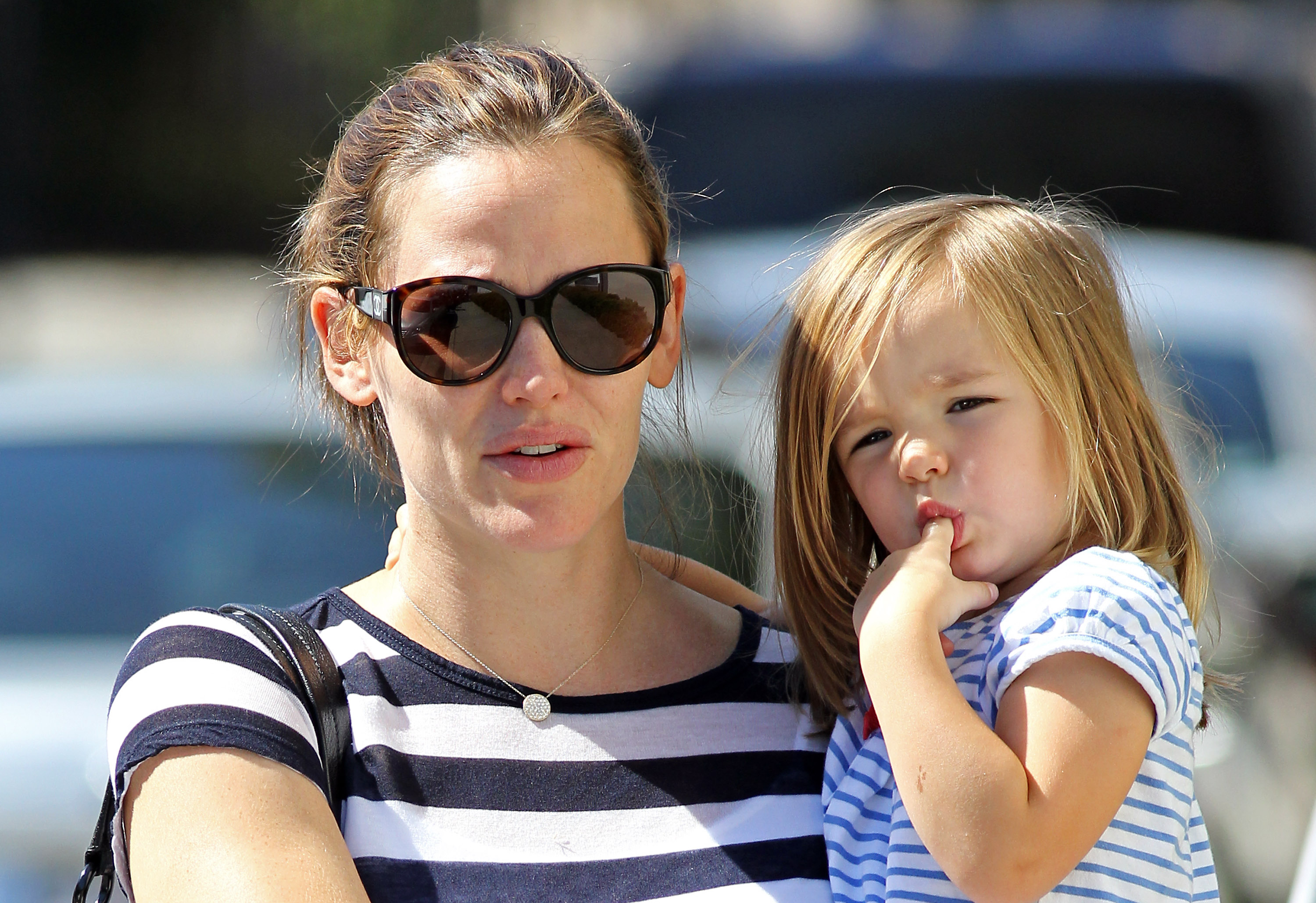 Jennifer Garner y Seraphina Affleck, fotografiadas el 8 de octubre de 2011 en Los Ángeles, California | Fuente: Getty Images