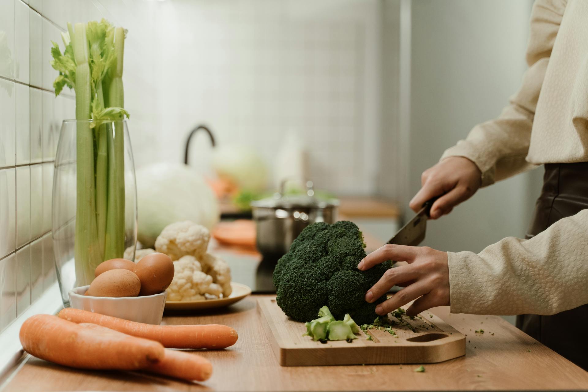 Una mujer cortando verduras | Fuente: Pexels