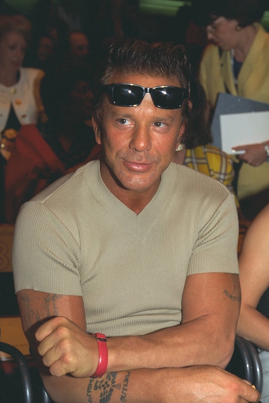 Mickey Rourke en el evento de la colección de alta costura otoño/invierno 97 de Yudashkin, el 10 de julio de 1996 | Fuente: Getty Images