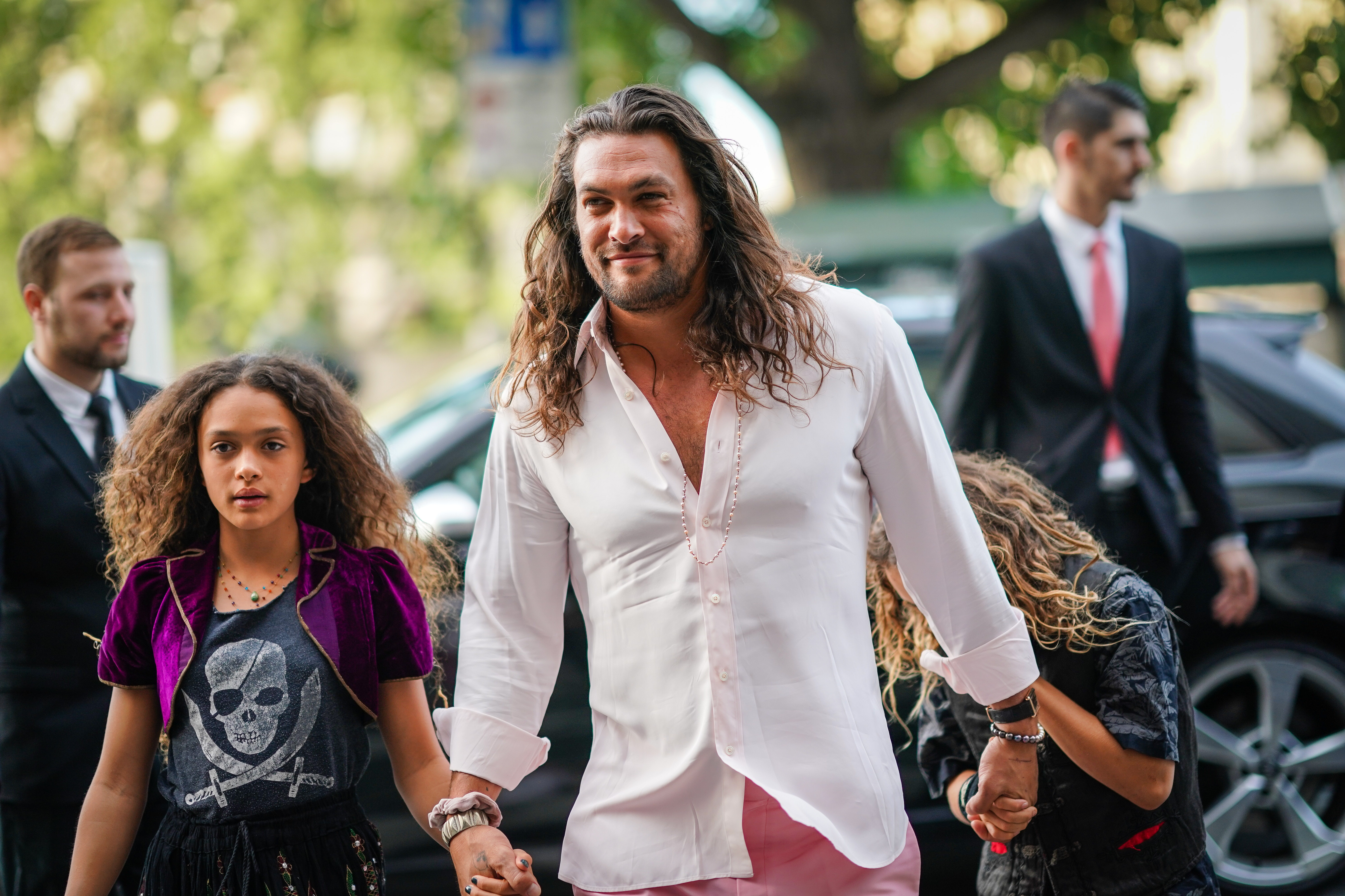 Jason, Lola Iolani y Nakoa-Wolf Momoa en el restaurante Laperouse para una cena preboda de Zoe Kravitz y Karl Glusma el 28 de junio de 2019, en París, Francia | Fuente: Getty Images