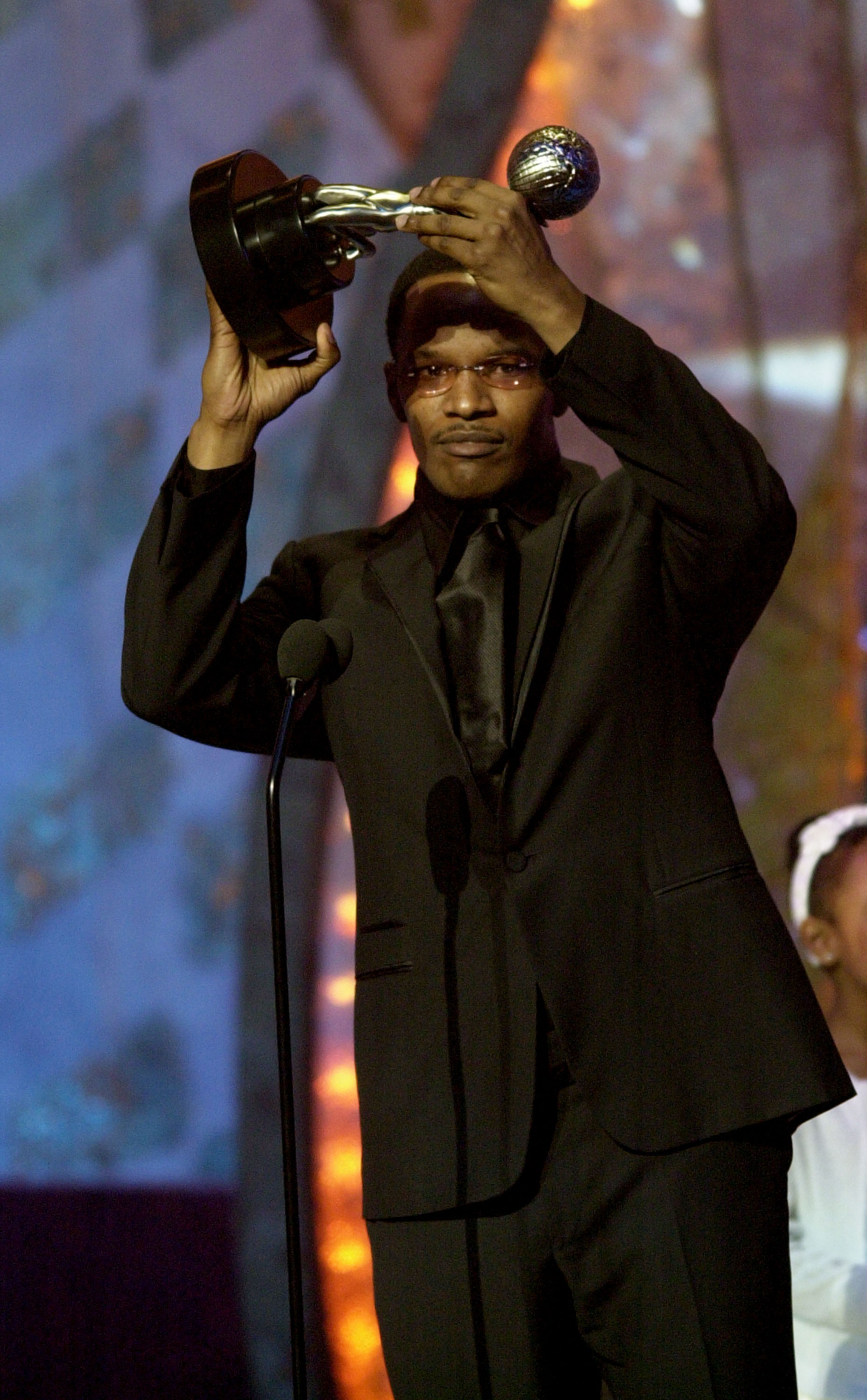 Jamie Foxx acepta el premio al Actor Secundario Destacado en una Película en la 33ª edición de los Premios NAACP Image el 23 de febrero de 2002, en Universal City, California. | Fuente: Getty Images