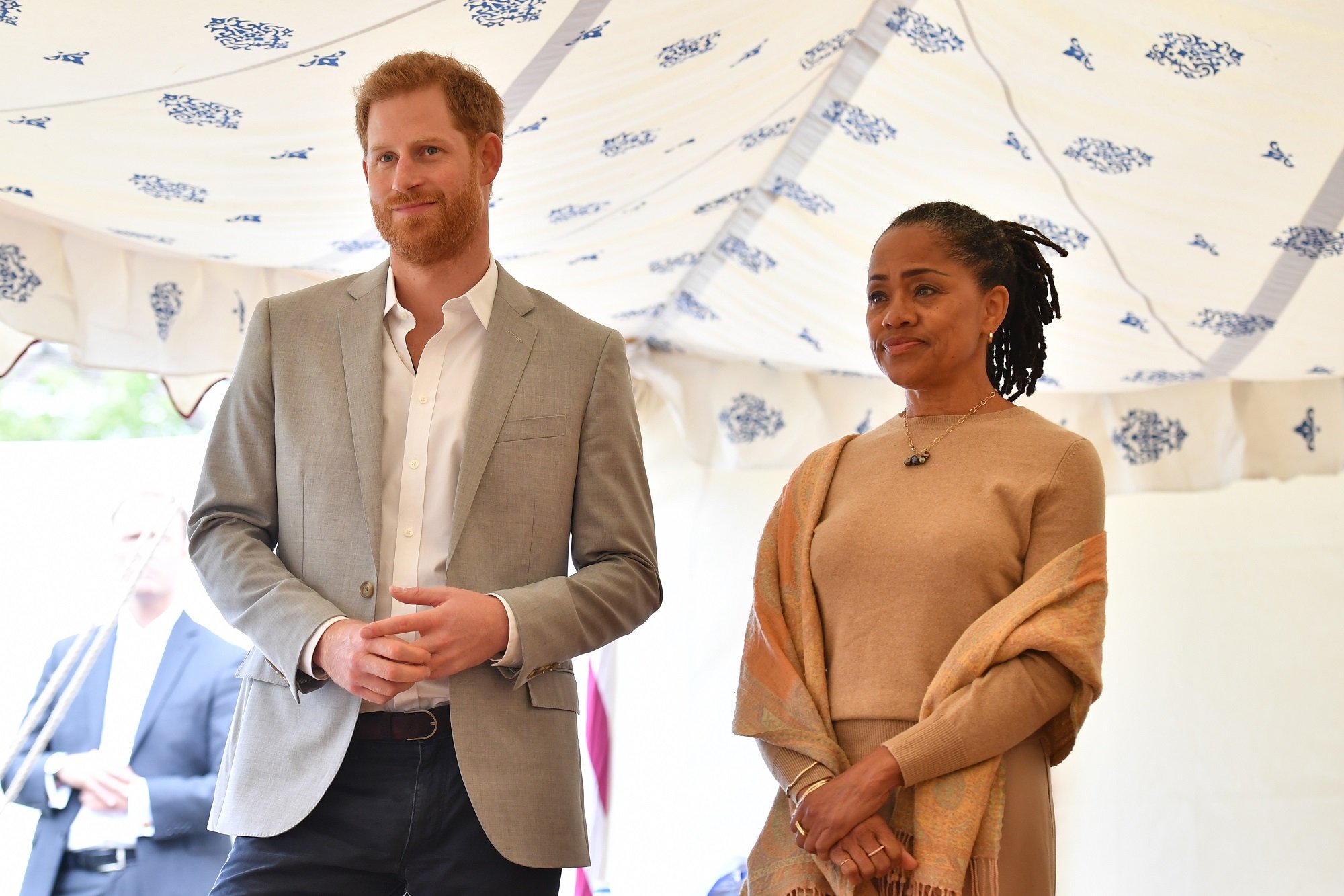 Doria Ragland y el Príncipe Enrique, Duque de Sussex en el evento 'Together' Cookbook Launch en el Palacio de Kensington el 20 de septiembre de 2018 en Londres, Inglaterra. | Imagen: Getty Images/GlobalImagesUkraine