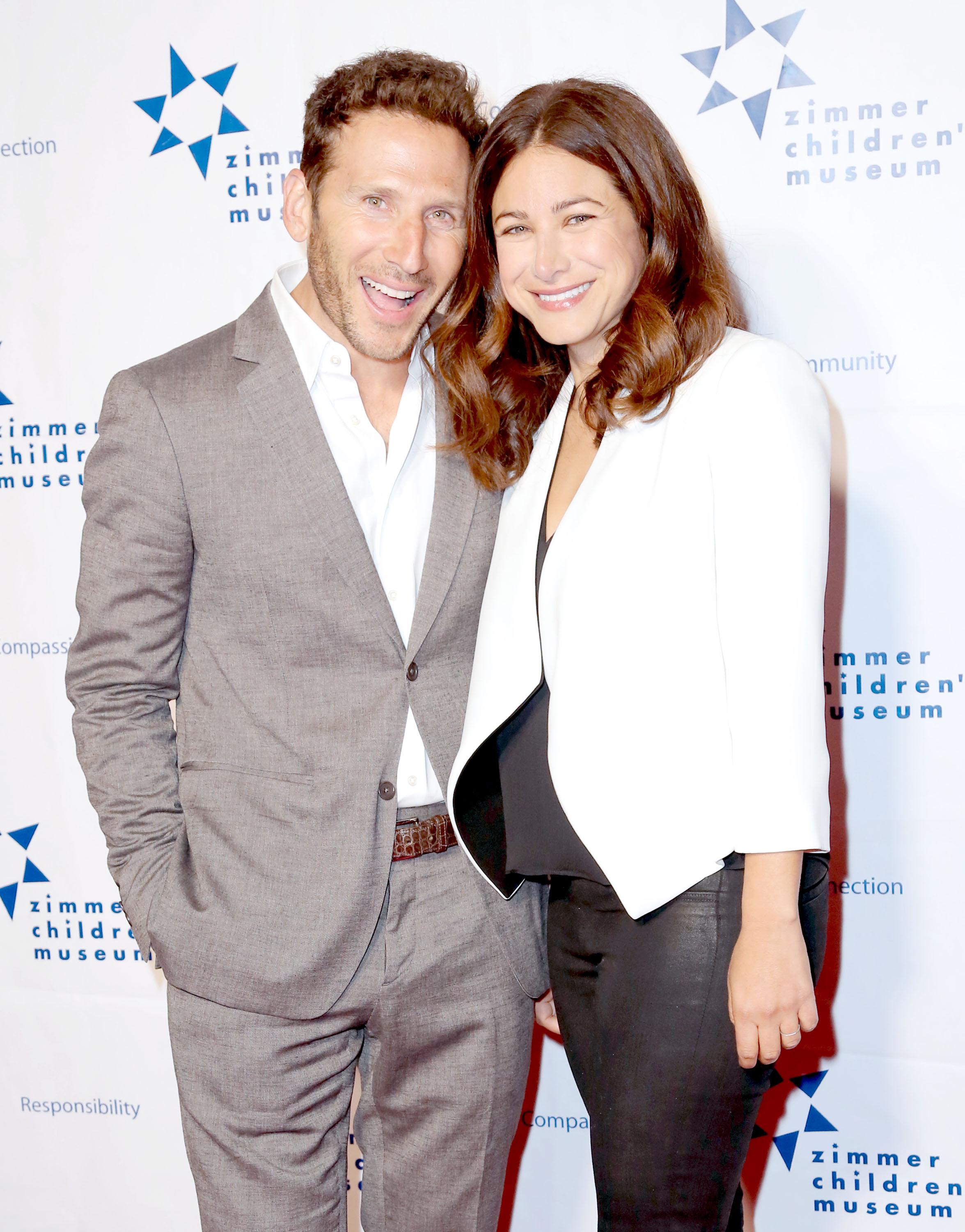 Mark Feuerstein y Dana Klein en la Cena del Premio Zimmer Children's Museum Discovery en The Globe Theatre el 12 de noviembre de 2015, en Universal City, California. | Fuente: Getty Images