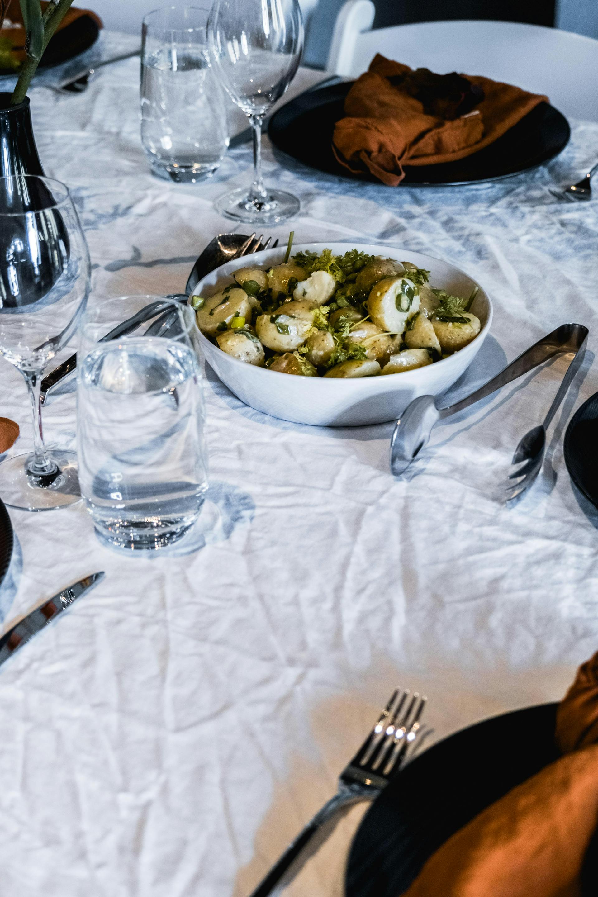 Ensalada de patata en una mesa de comedor | Fuente: Pexels