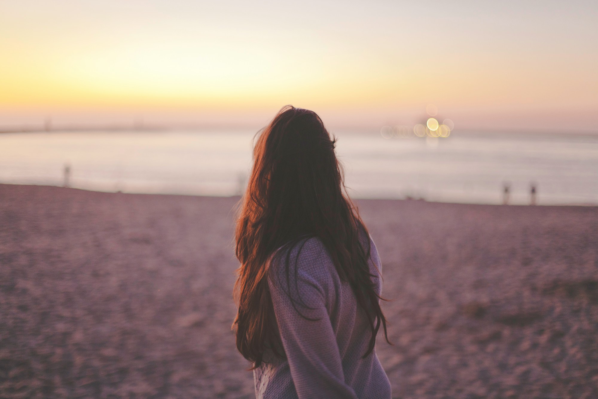 Una mujer de pie en la playa | Fuente: Unsplash