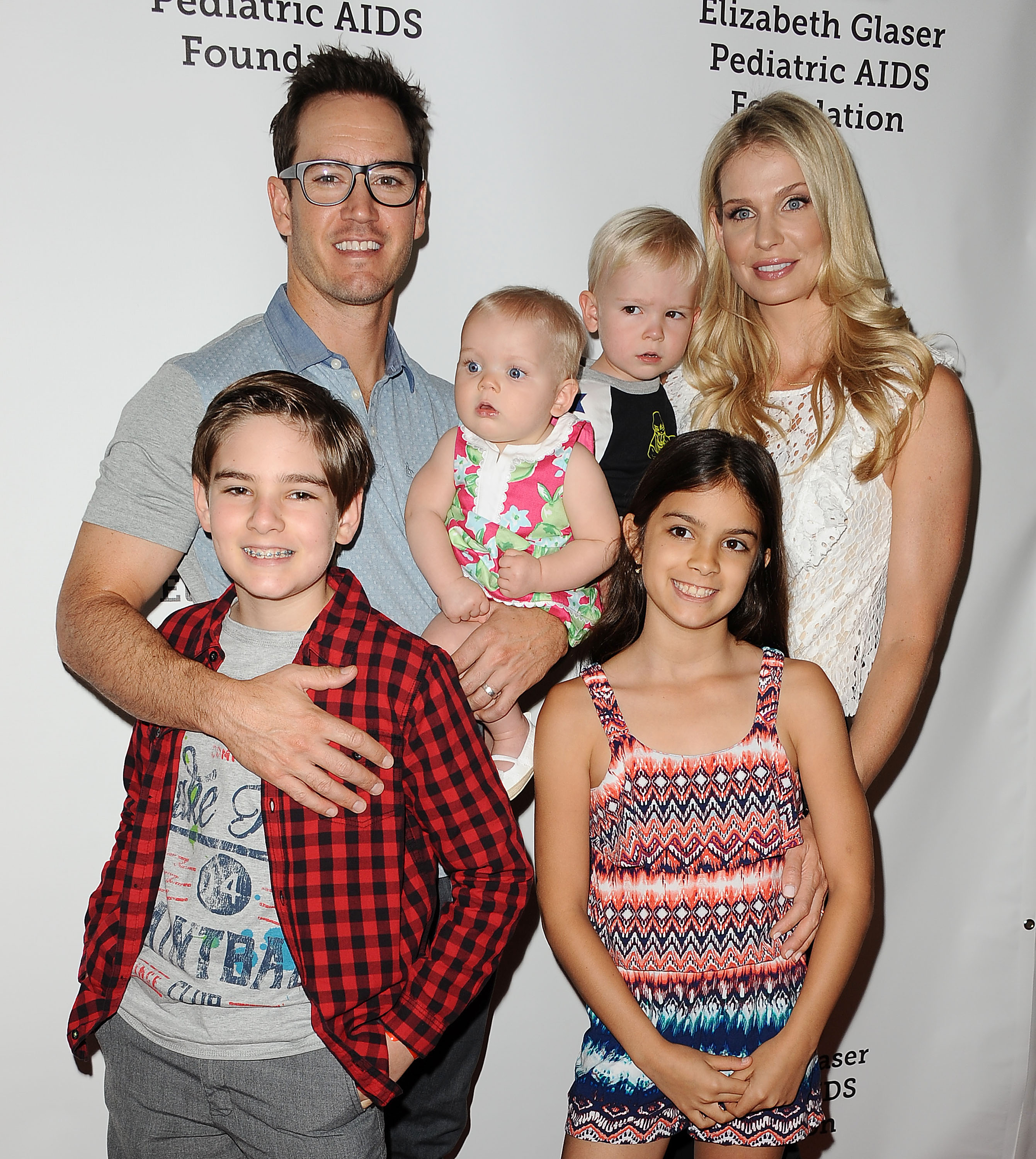 Mark-Paul Gosselaar, Catriona McGinn y sus hijos asisten al 26º festival familiar A Time For Heroes de la Elizabeth Glaser Pediatric AIDS Foundation el 25 de octubre de 2015 | Fuente: Getty Images