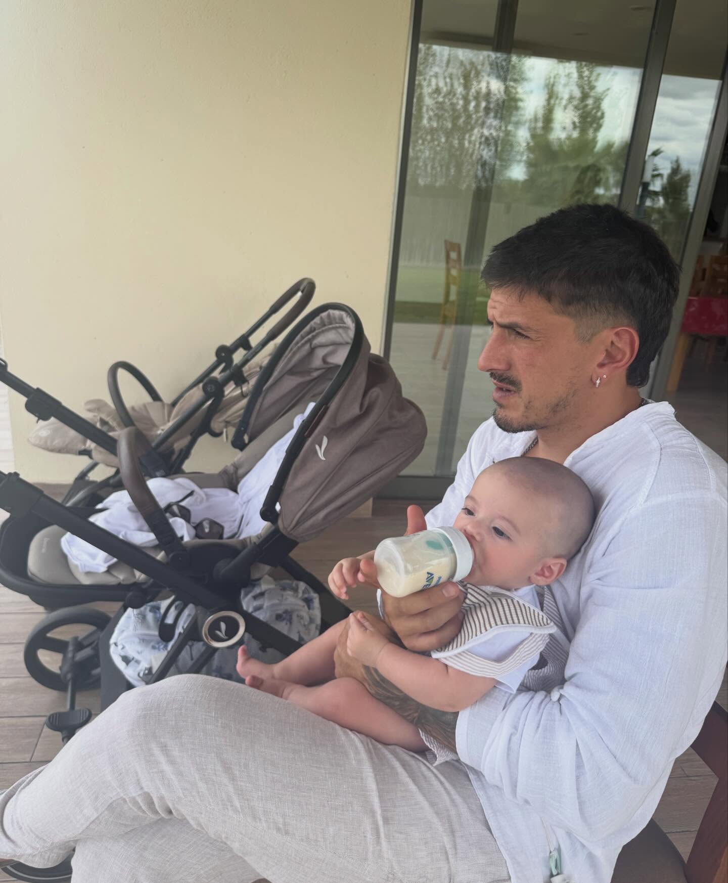 Diego Mendoza sosteniendo a su hijo Rafi en brazos | Fuente: Instagram/chinitaansa