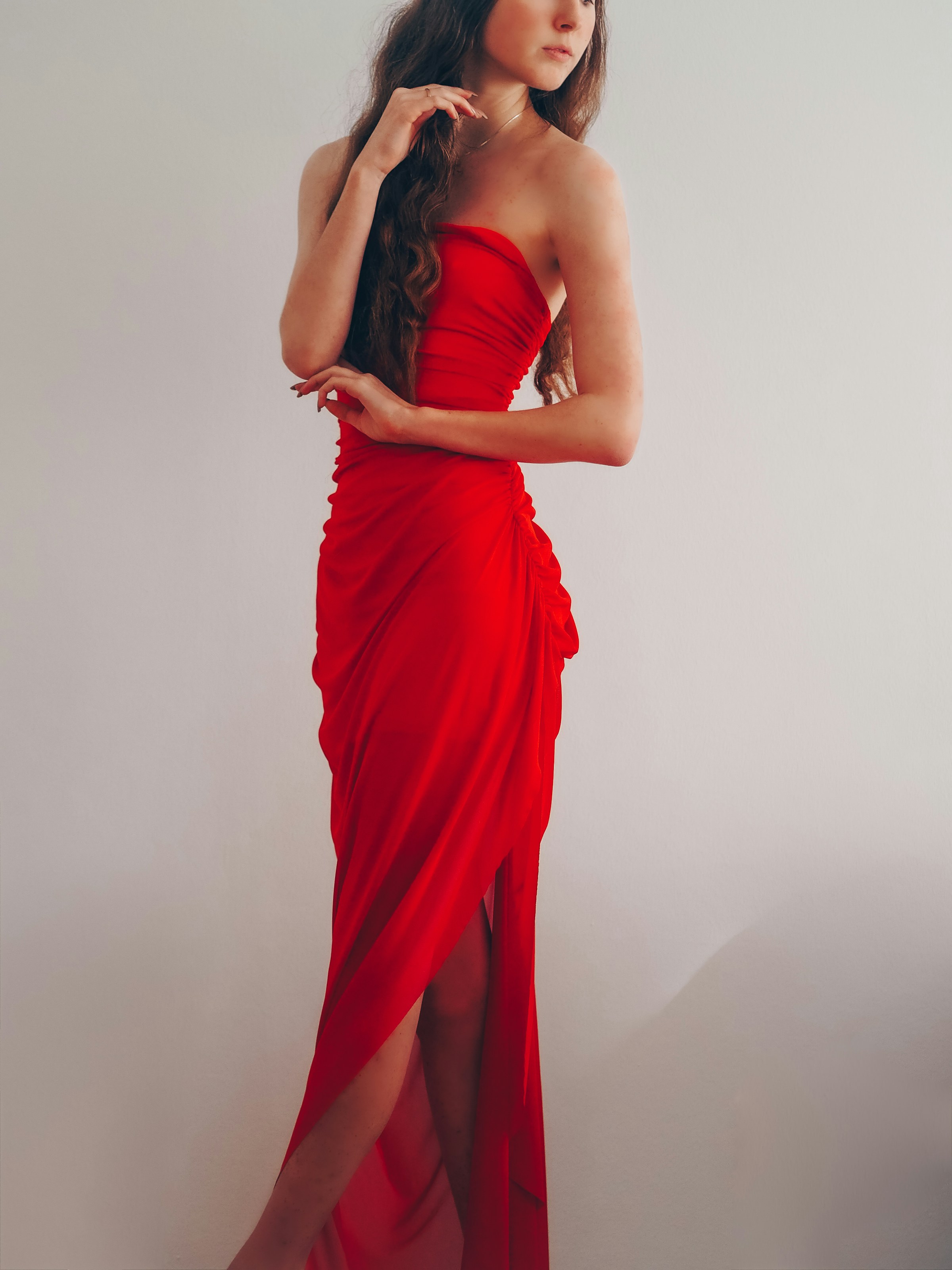 Una chica con un vestido rojo | Foto: Unsplash