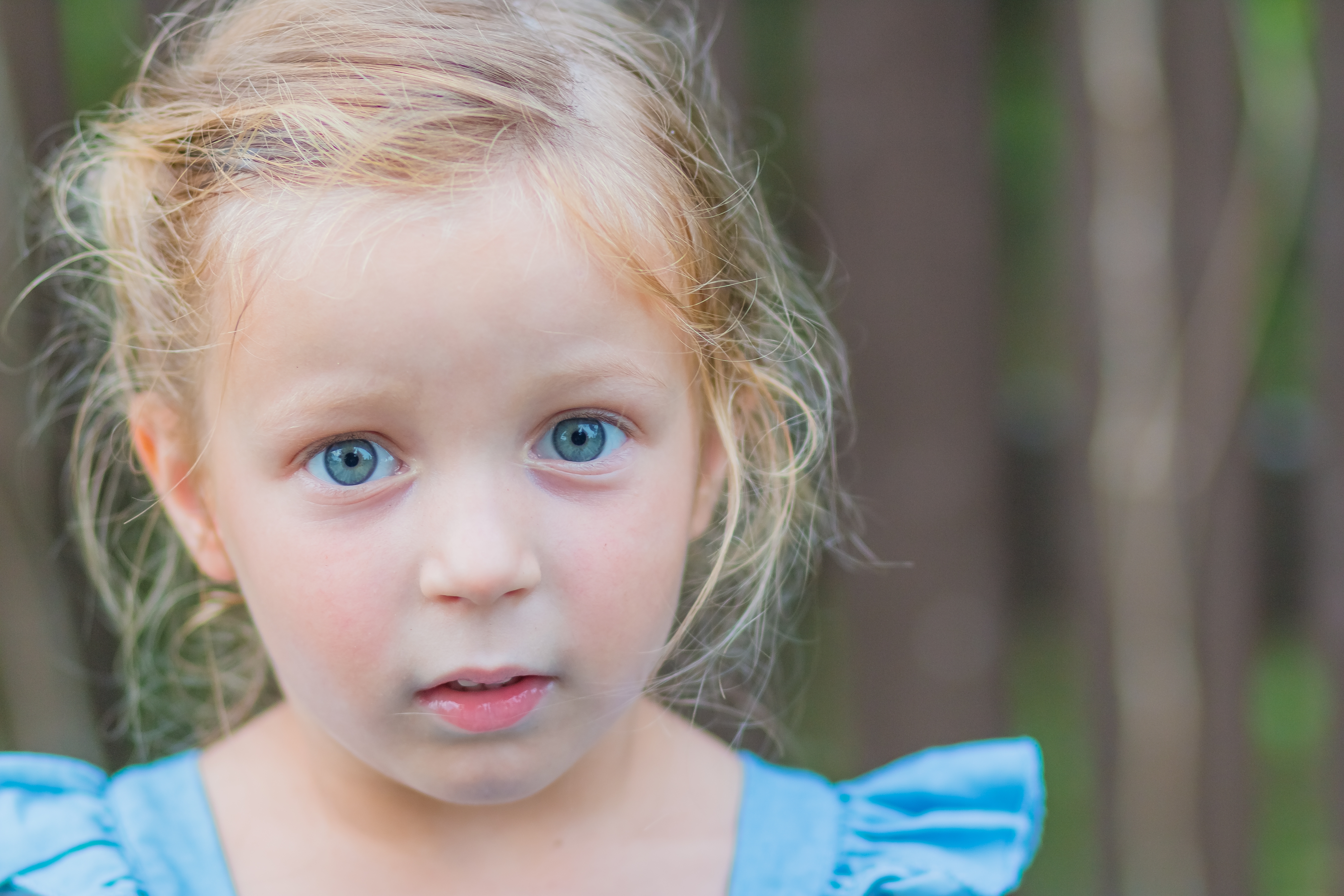 Una dulce niña de tres años. La niña sonríe y mira a la cámara. | Fuente: Shutterstock