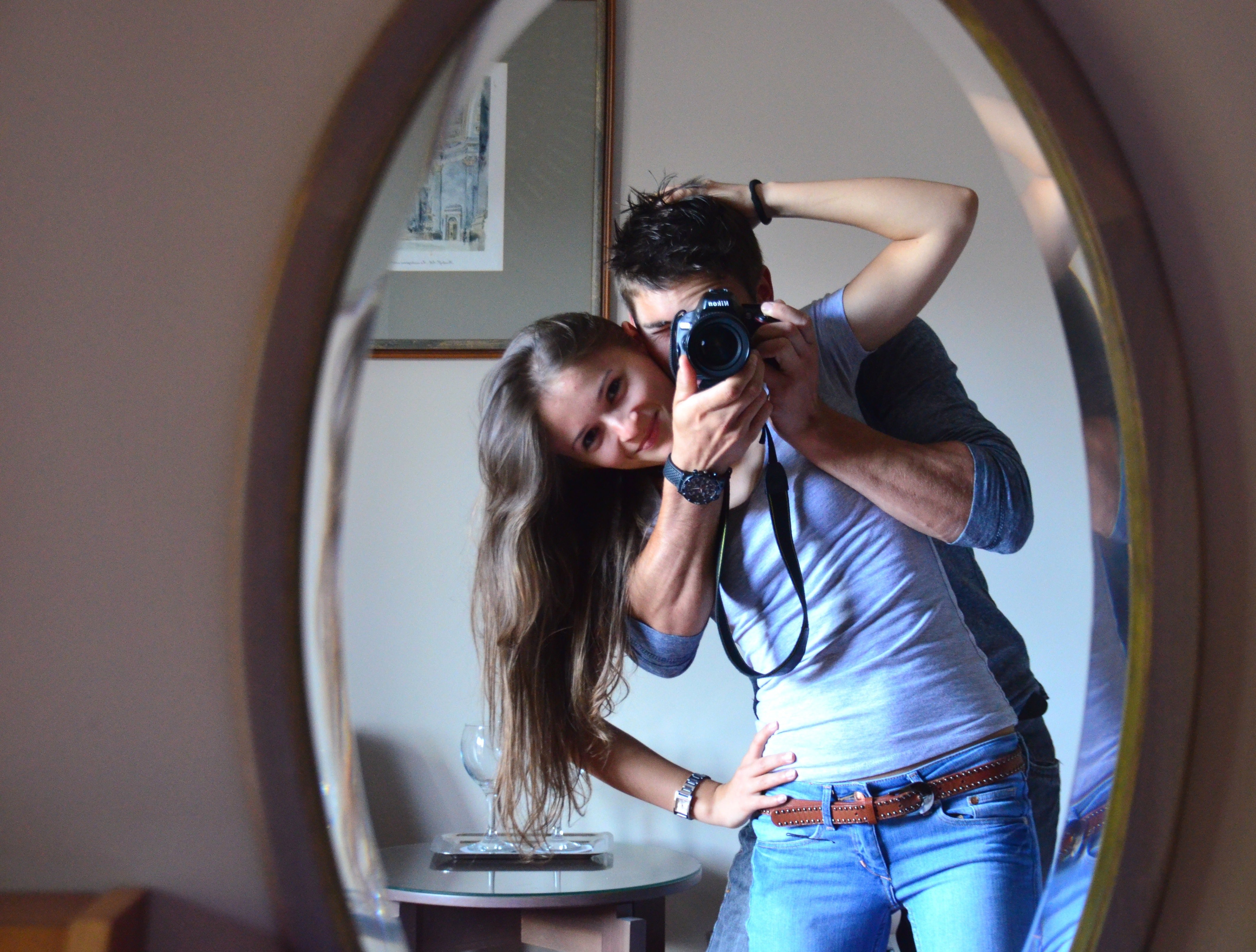 Pareja posando para la foto frente a un espejo. | Foto: Pexels