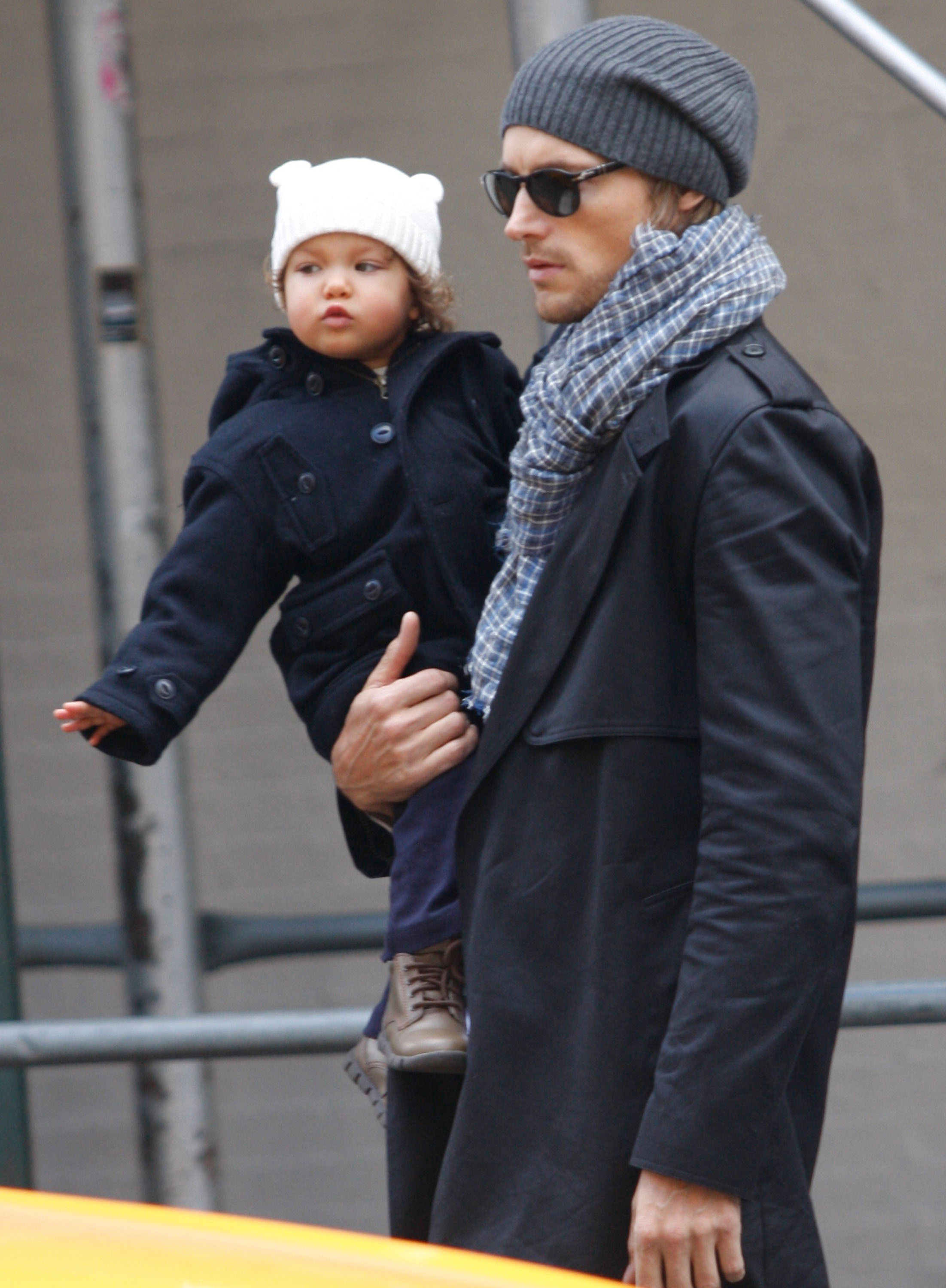 Nahla Ariela Aubry con su padre Gabriel Aubry vista el 30 de octubre de 2009 | Fuente: Getty Images