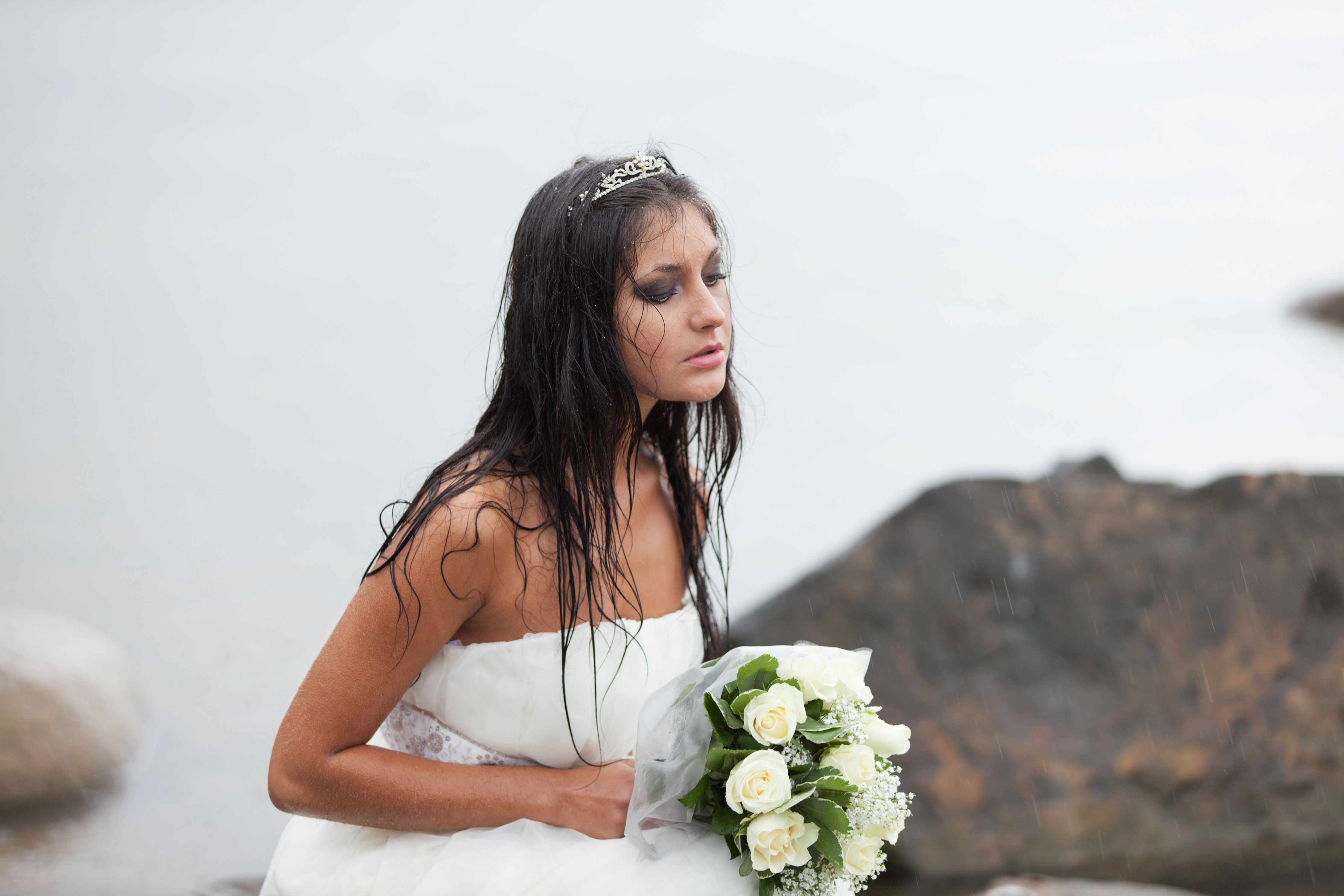 Una novia alterada llevando su ramo | Fuente: Shutterstock