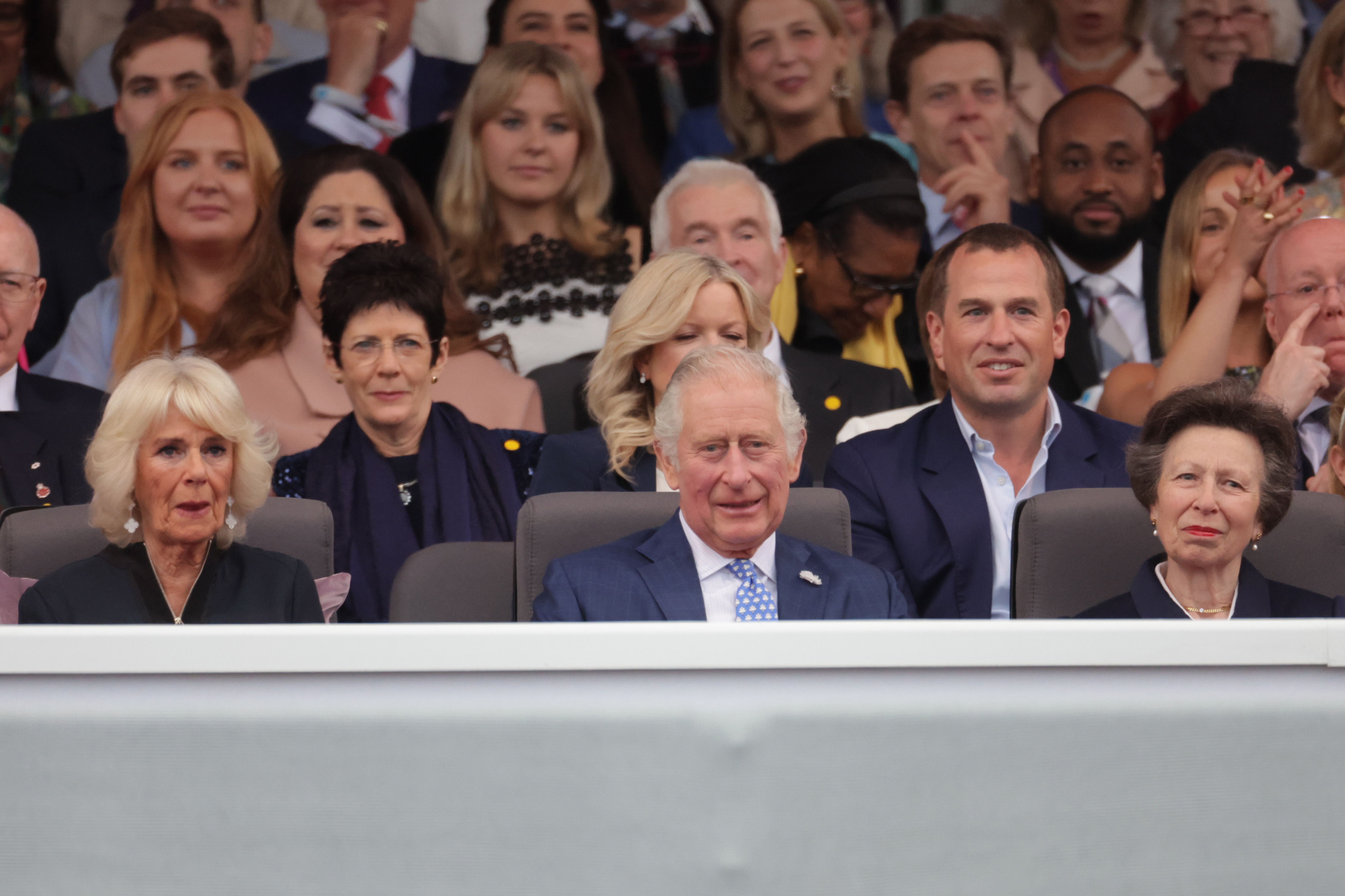 La reina Camilla, el rey Charles III y la princesa Anne durante la Fiesta de Platino en Palacio frente al Palacio de Buckingham el 4 de junio de 2022, en Londres, Inglaterra. | Fuente: Getty Images