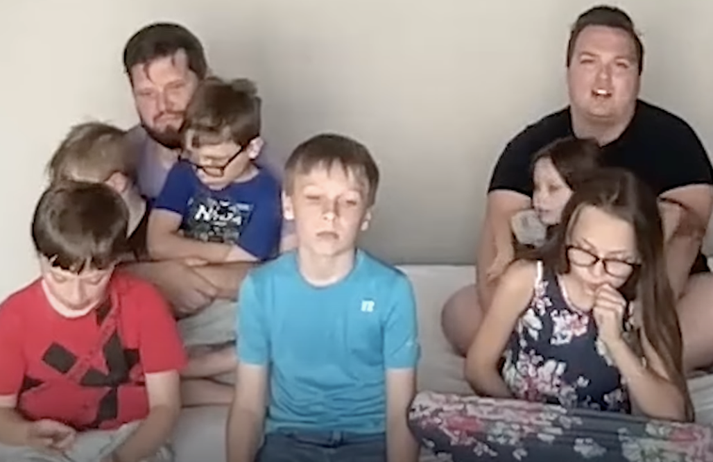 La familia Johnson habla de su experiencia de adopción en YouTube. | Foto: Fuente youtube.com/@GMA