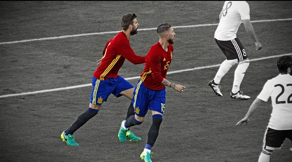 Gerard Piqué y Sergio Ramos jugando para España en la Eurocopa 2016. | Foto: Flickr