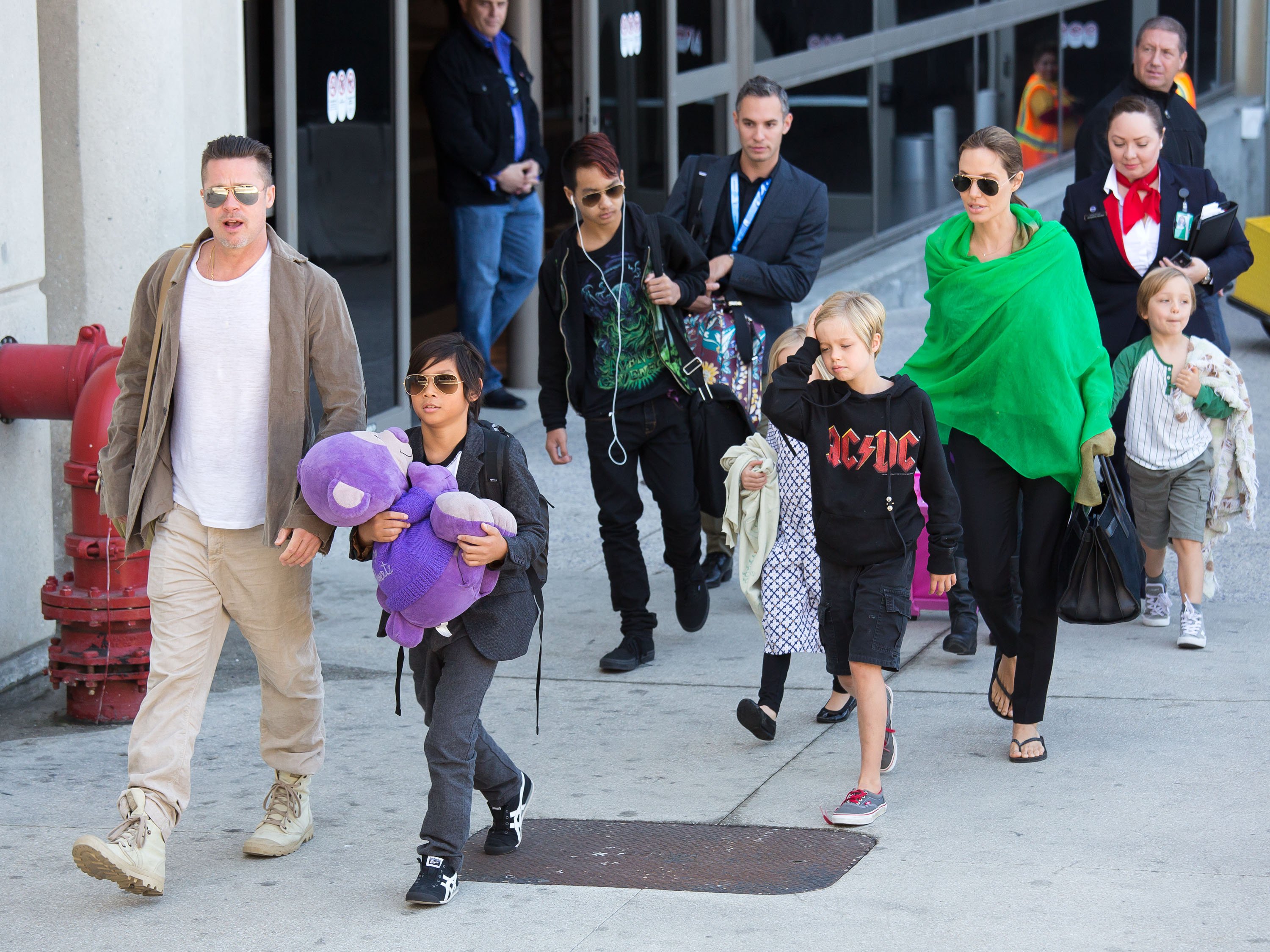 Brad Pitt y Angelina Jolie fueron vistos después de aterrizar en el Aeropuerto Internacional de Los Ángeles con sus hijos, Pax Jolie-Pitt, Maddox Jolie-Pitt, Shiloh Jolie-Pitt, Vivienne Jolie-Pitt y Knox Jolie-Pitt, el 5 de febrero de 2014 en Los Ángeles, California. | Foto: Getty Images