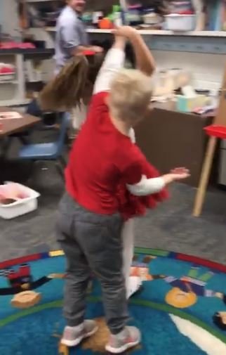 Pareja de niños bailando. Fuente: Facebook / Westwood Elementary School