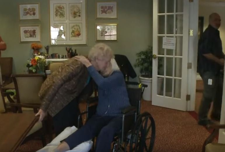 Las ancianas se dan un abrazo. Fuente: YouTube / 9NEWS