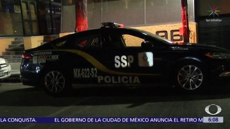 Coche de la policía. Fuente: Captura  Noticiero Televisa