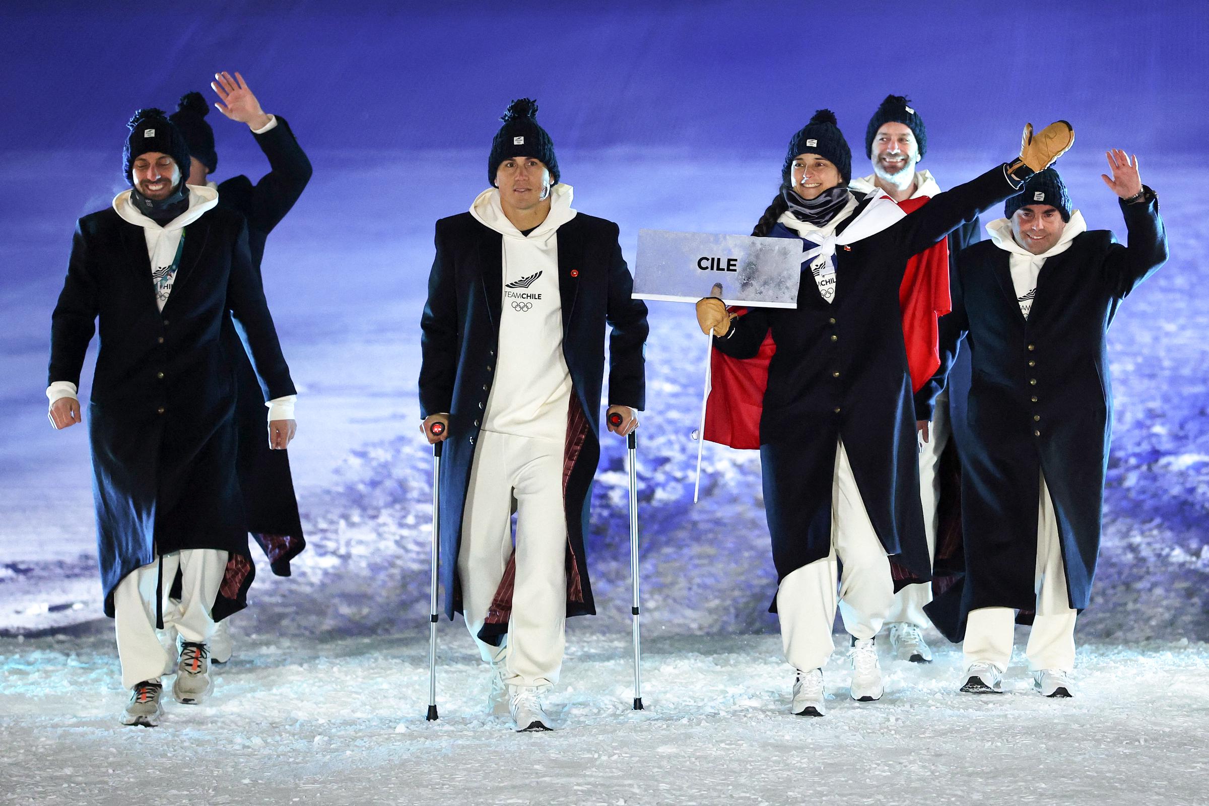 Atletas del equipo chileno llegan a la ceremonia inaugural de los Juegos Olímpicos de Invierno Milano Cortina 2026 en Livigno, norte de Italia, el 6 de febrero de 2026. | Fuente: Getty Images