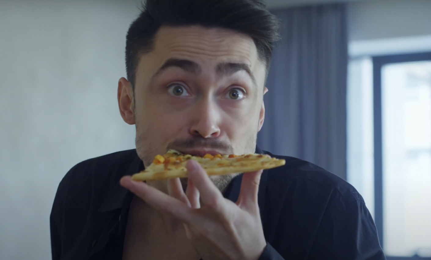 Hombre comiendo pizza | Fuente: YouTube/DramatizeMe