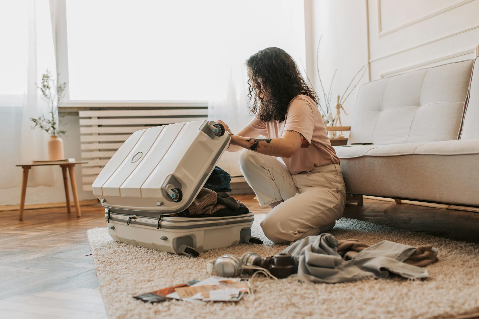 Una mujer haciendo la maleta | Fuente: Pexels
