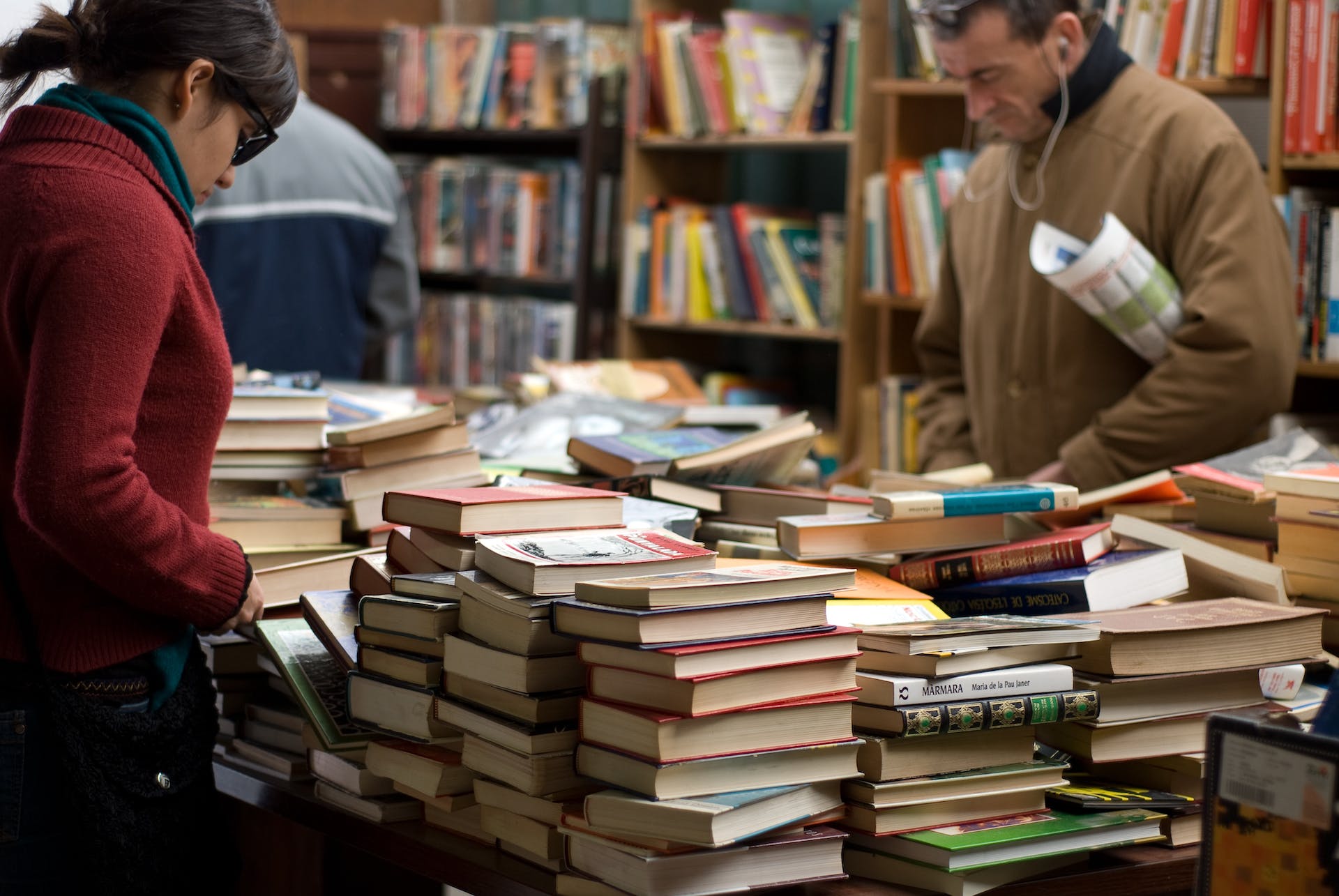 Gente en una librería | Fuente: Pexels