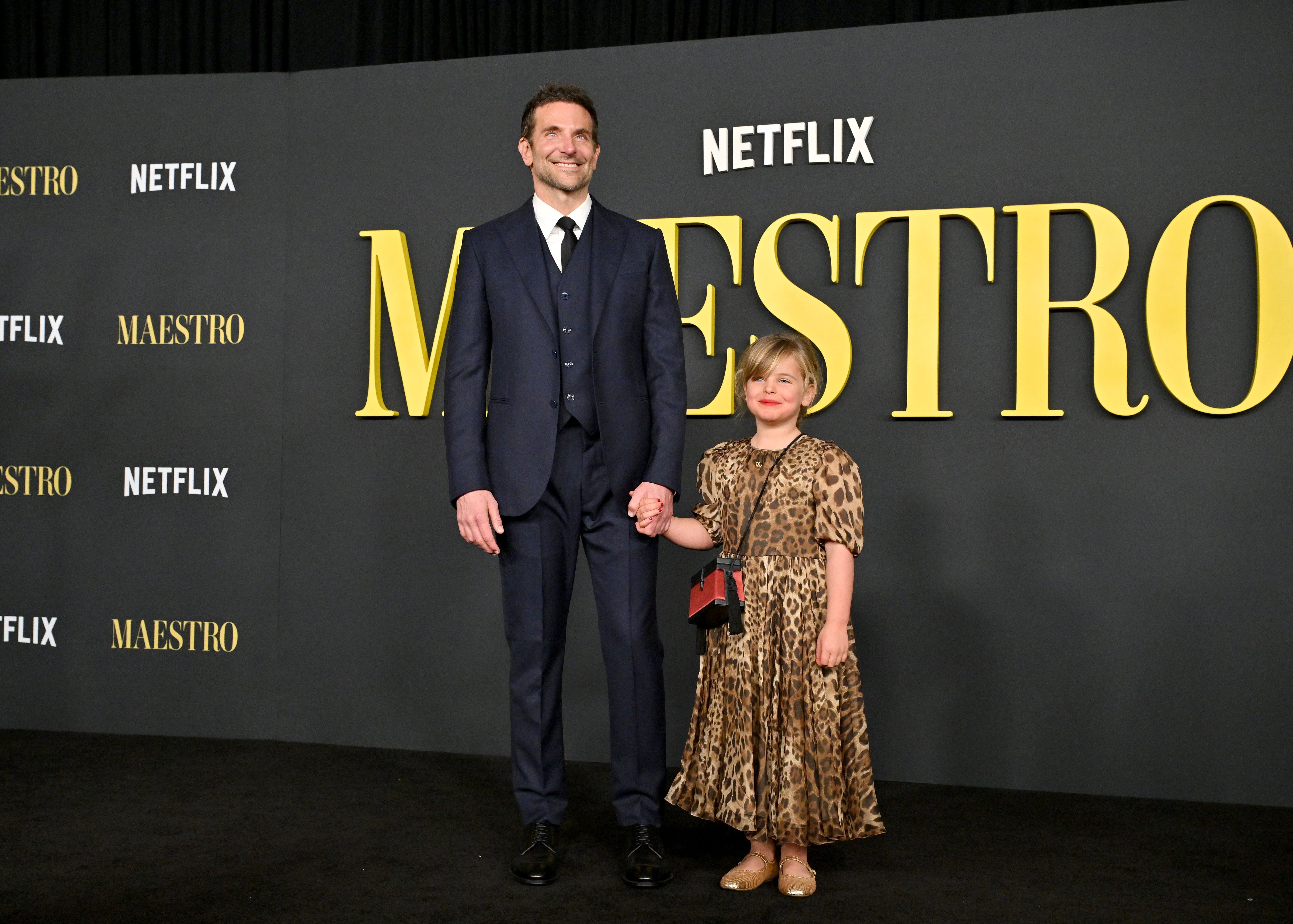 Bradley Cooper y Lea De Seine Shayk Cooper durante el "Maestro" de Netflix Photo Call de Los Ángeles en el Academy Museum of Motion Pictures el 12 de diciembre de 2023, en Los Ángeles, California | Fuente: Getty Images